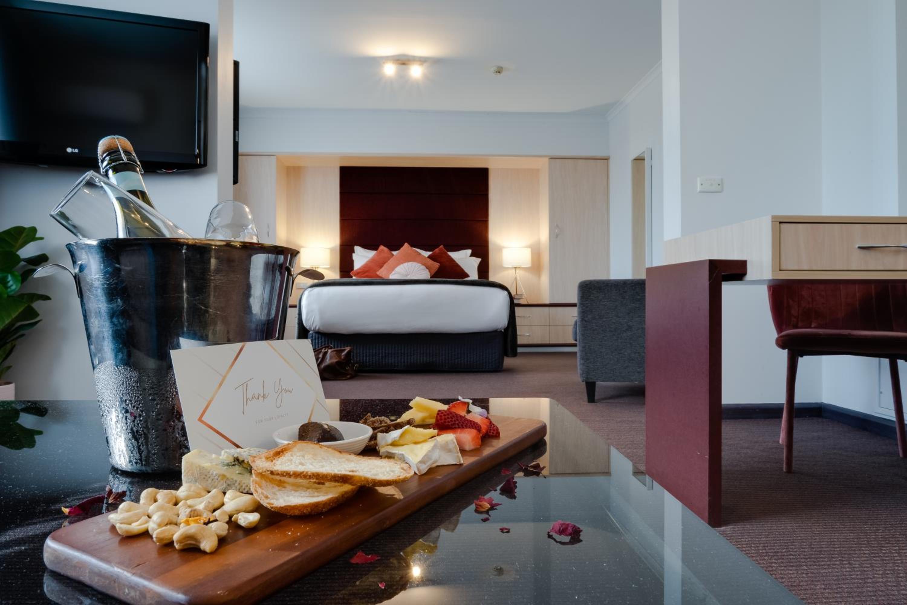 Deluxe King Suite - Photo 8