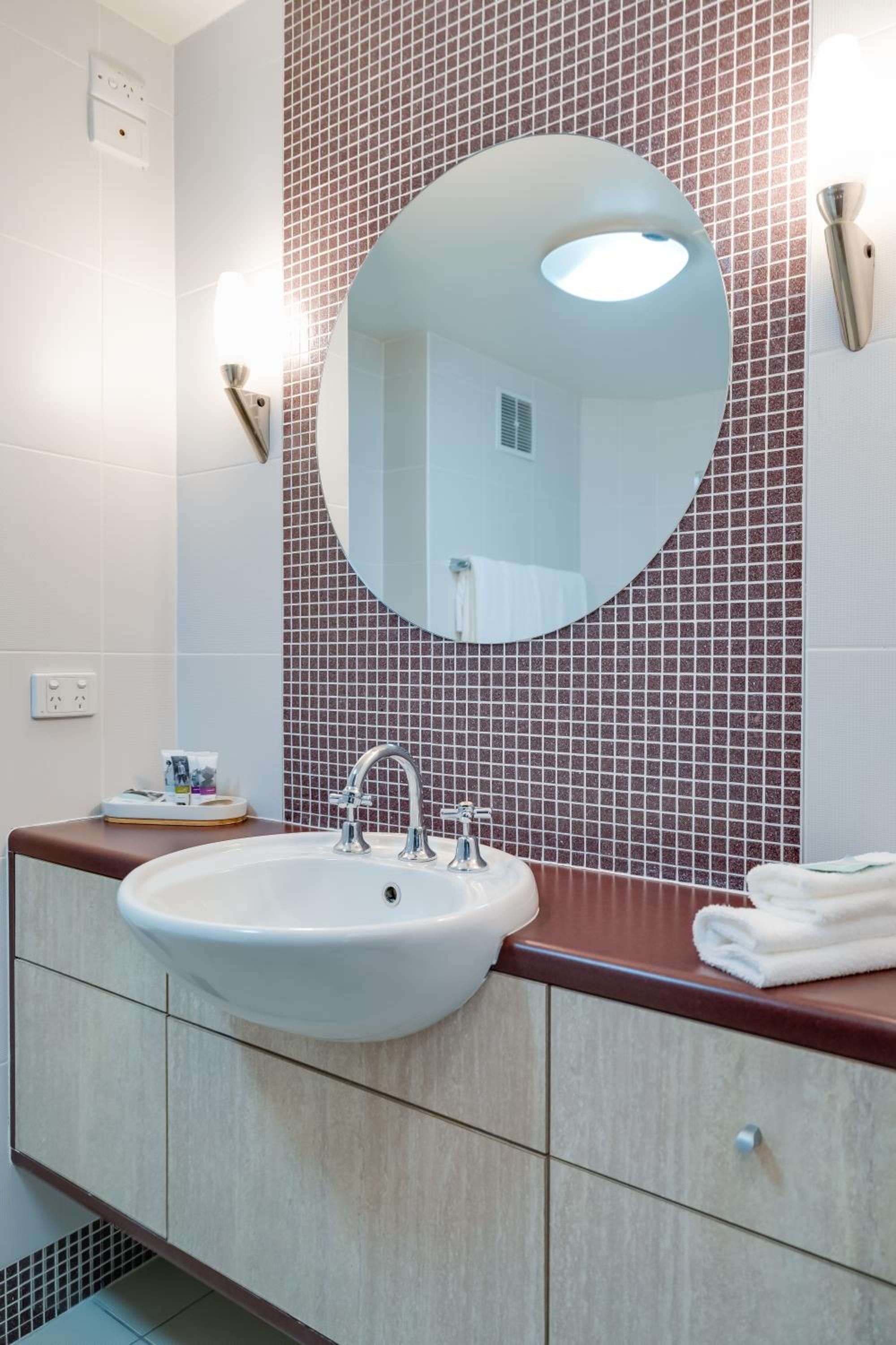 Deluxe King Suite - Photo 5
