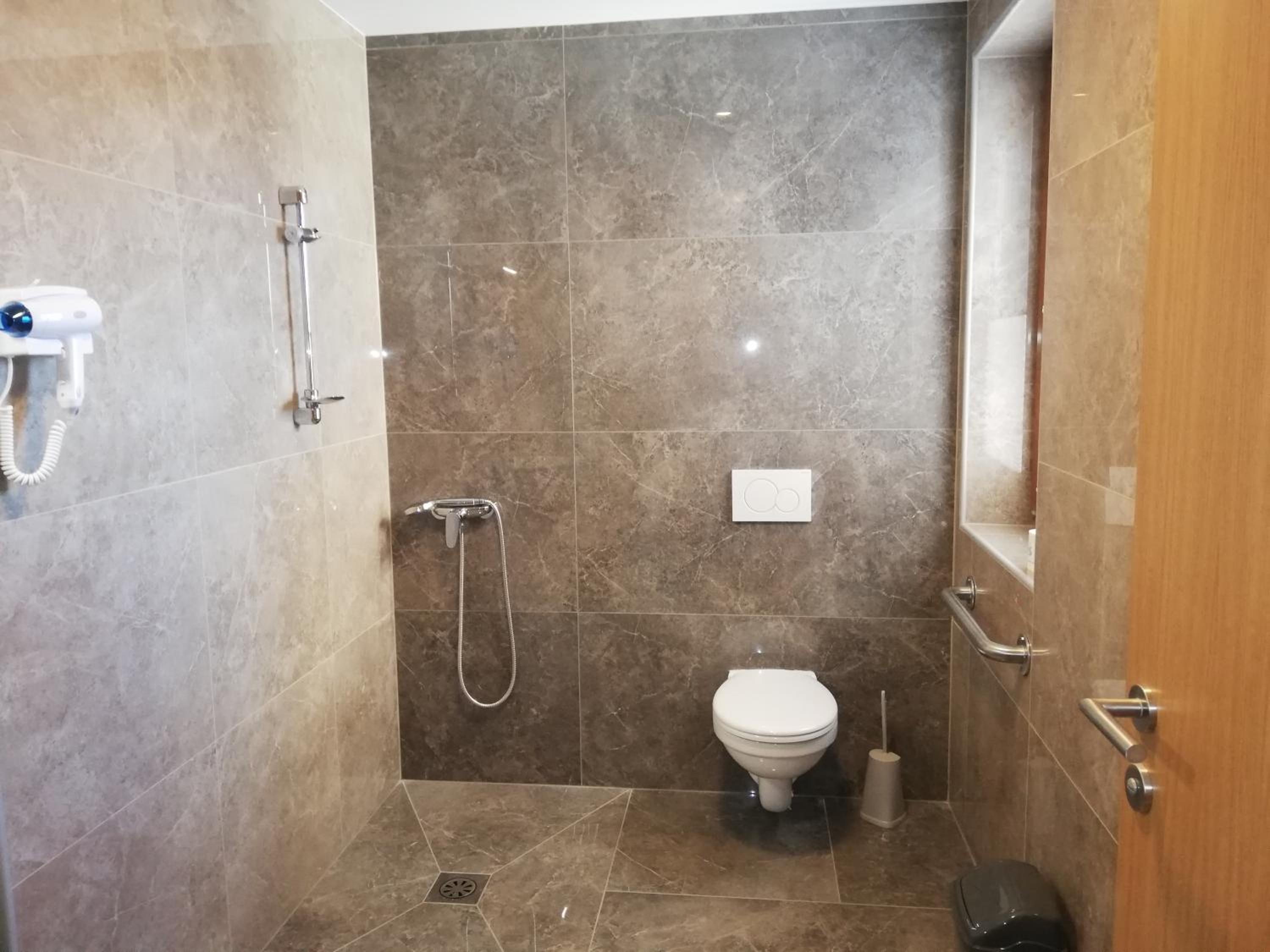 Queen Room - Disability Access photo 3