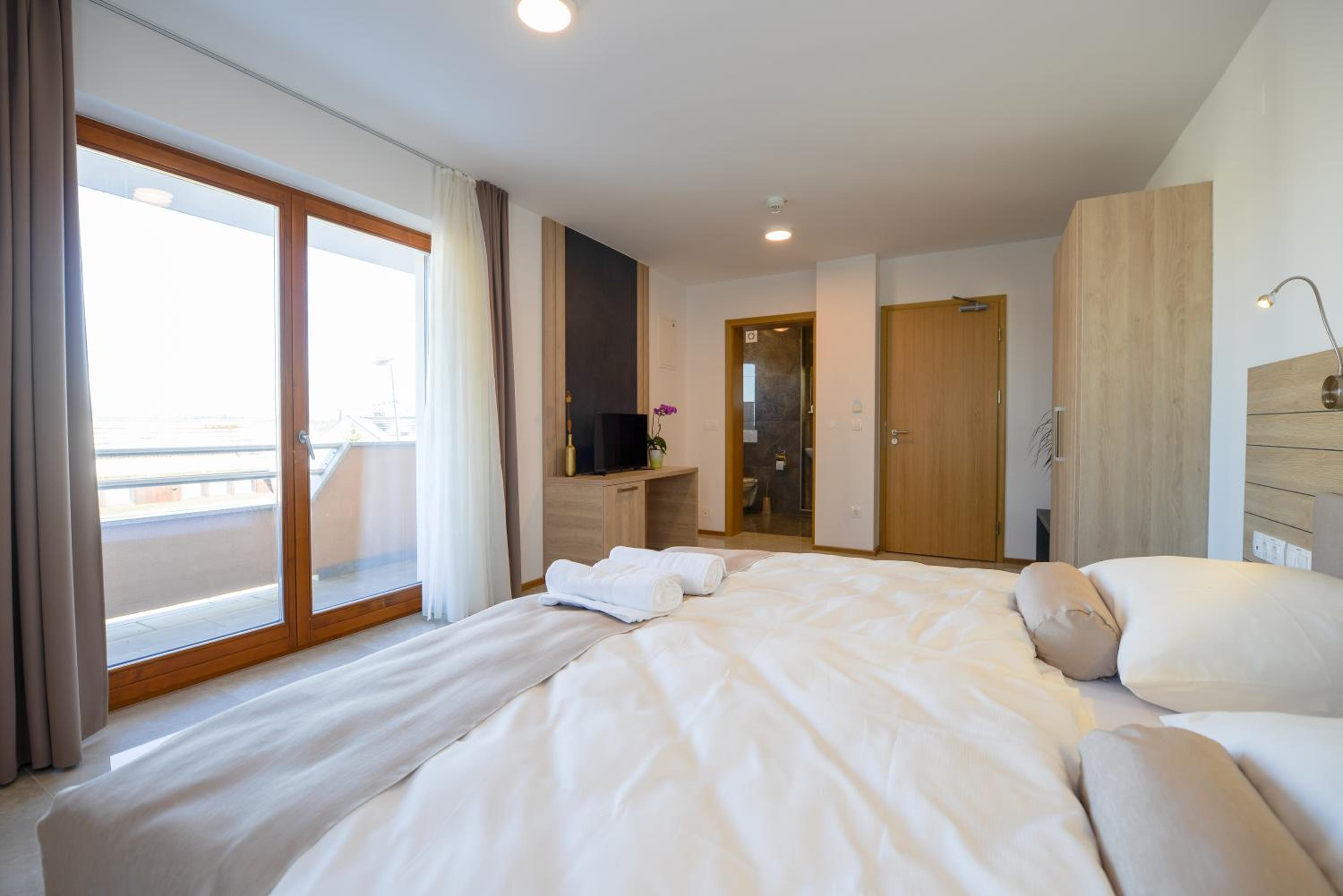 Deluxe King Room photo 2