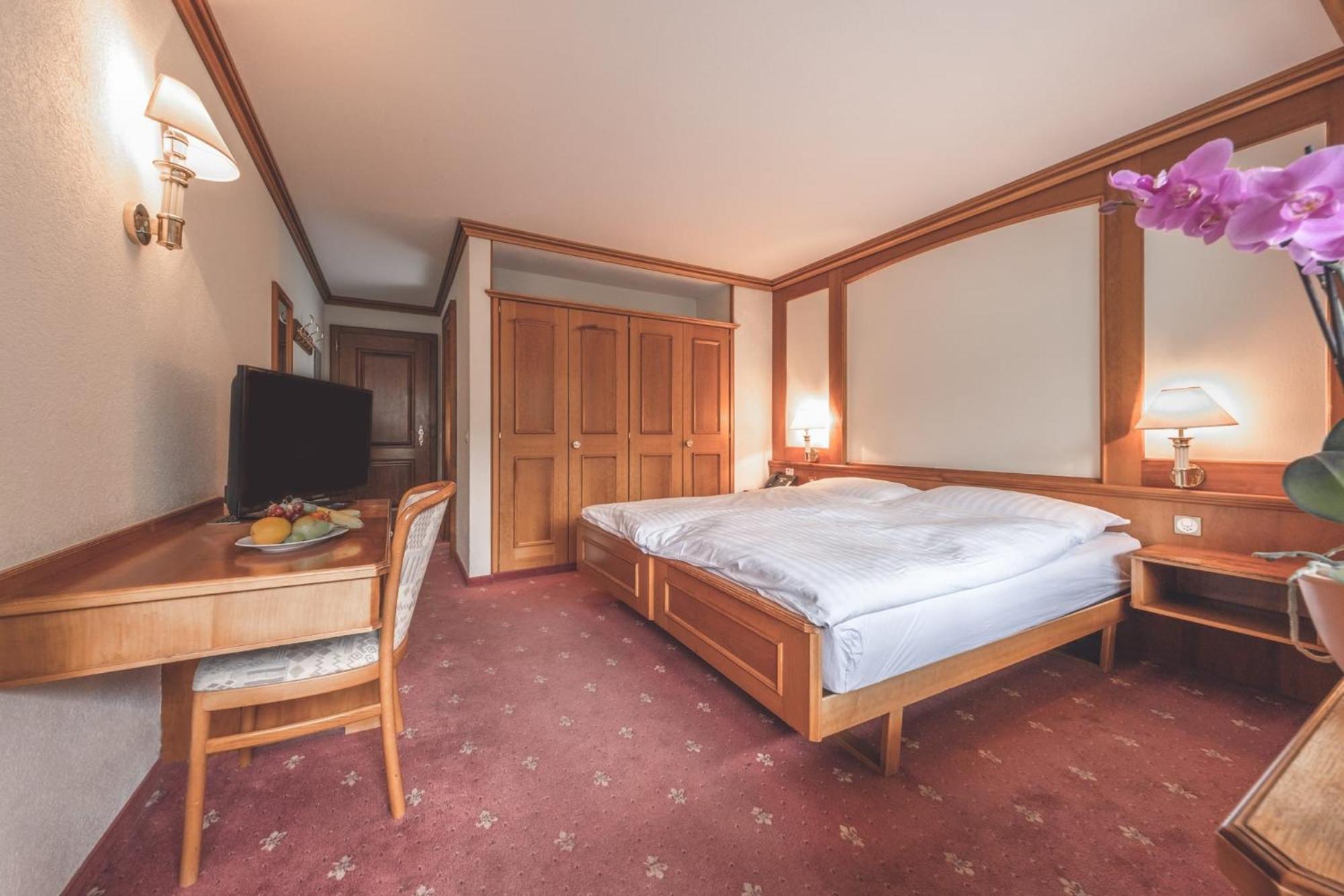 Superior Double Room with Matterhorn View - Photo 5