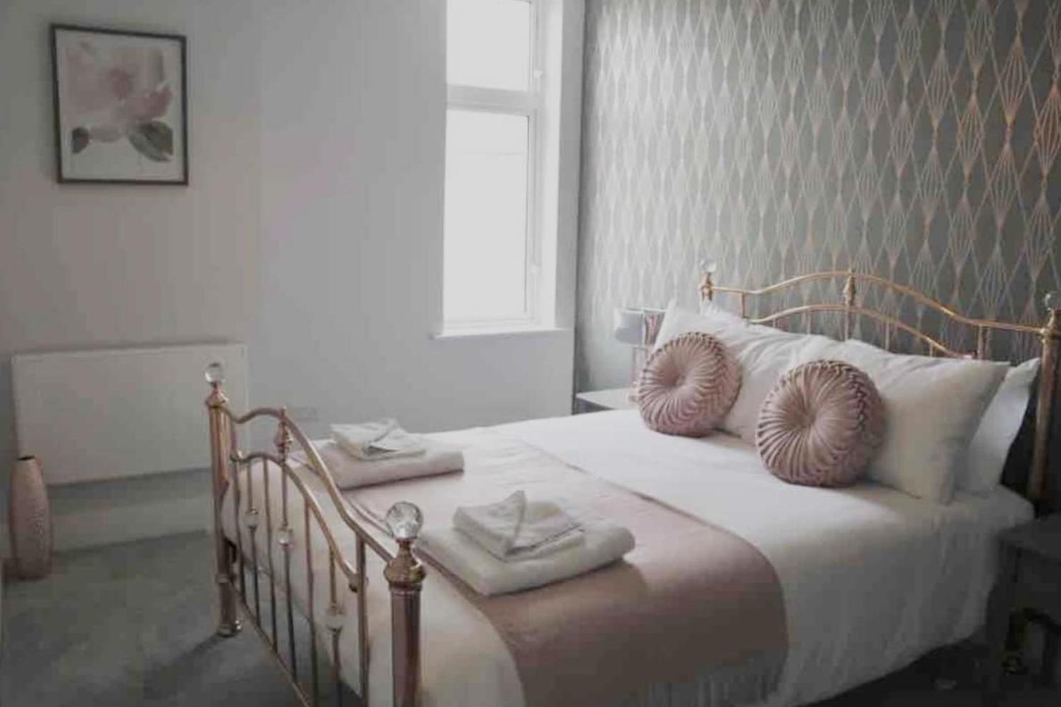 One-Bedroom Apartment - Photo 1