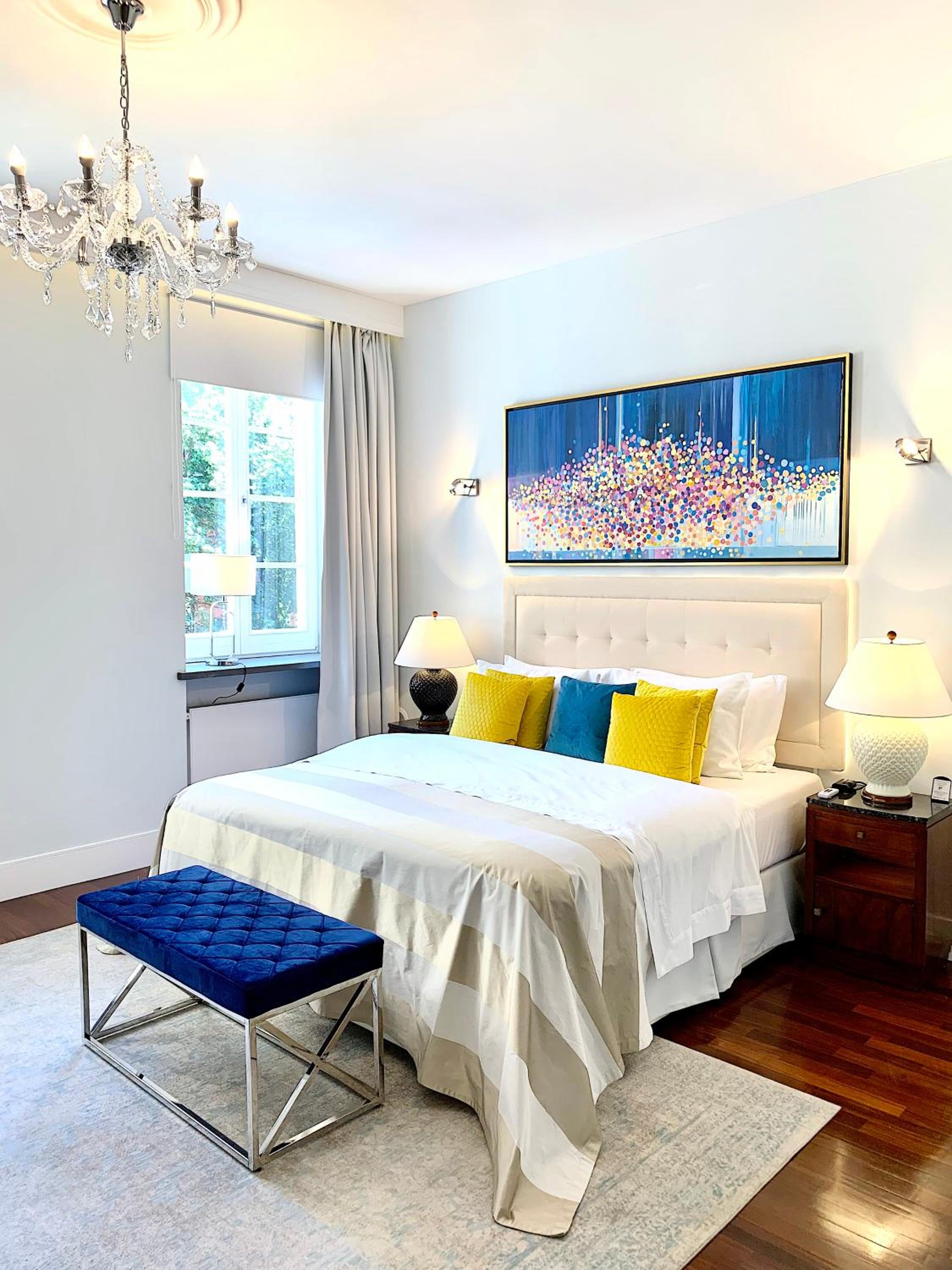 MONDRIAN Suite with Old Town Market Square view