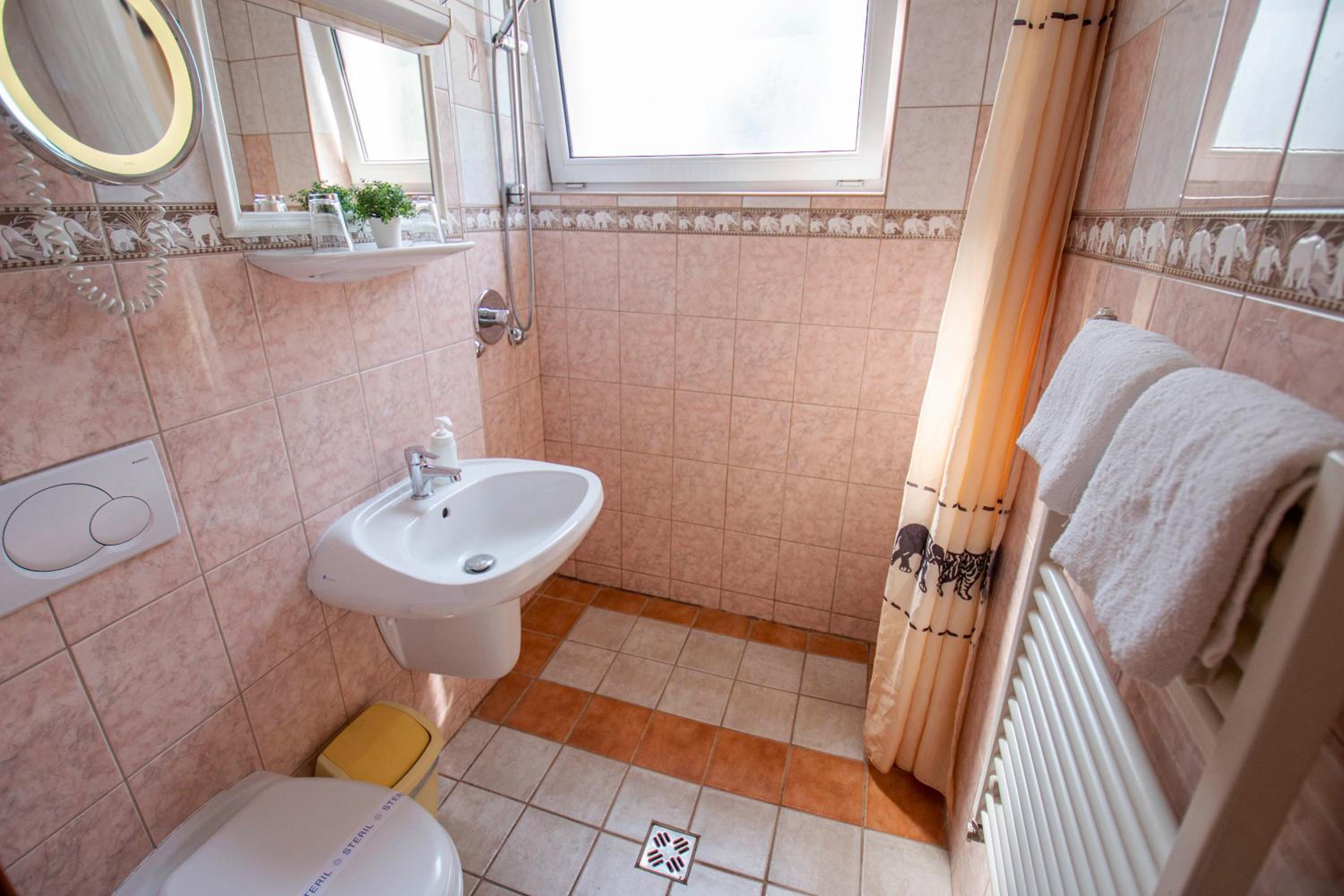 Double or Twin Room - Photo 4