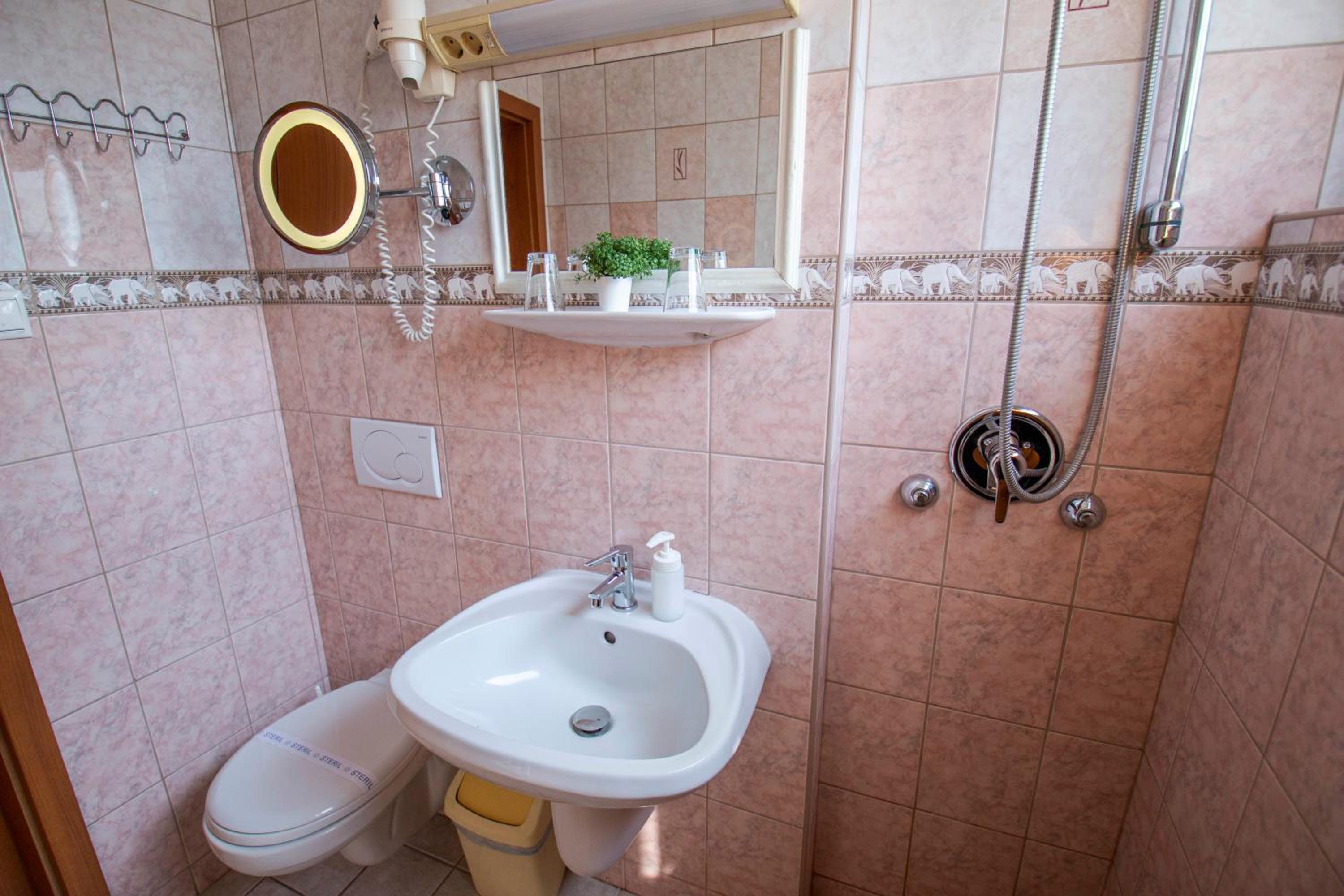Double or Twin Room - Photo 5