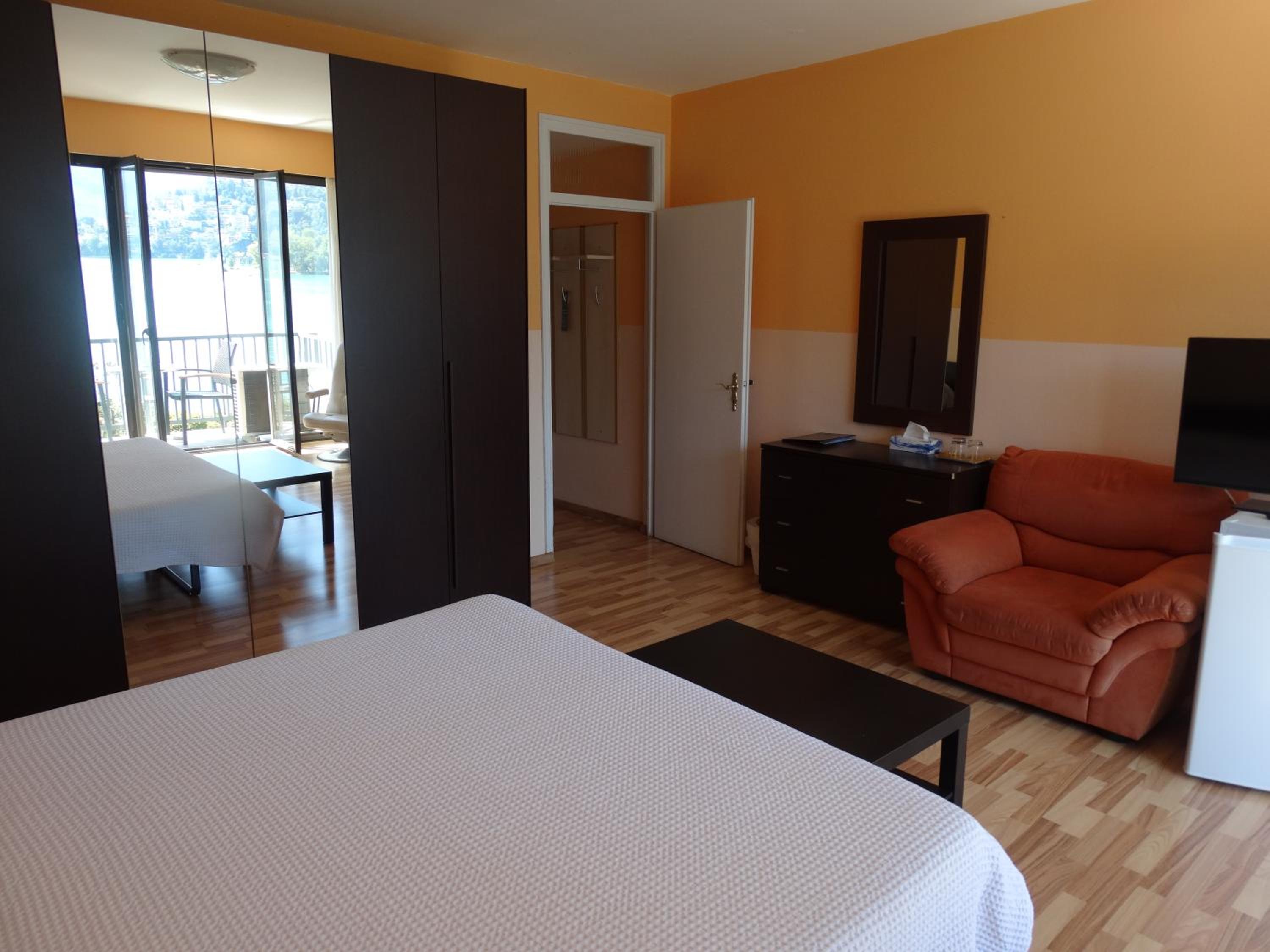 Deluxe Double Room with Balcony and Lake View - Photo 5