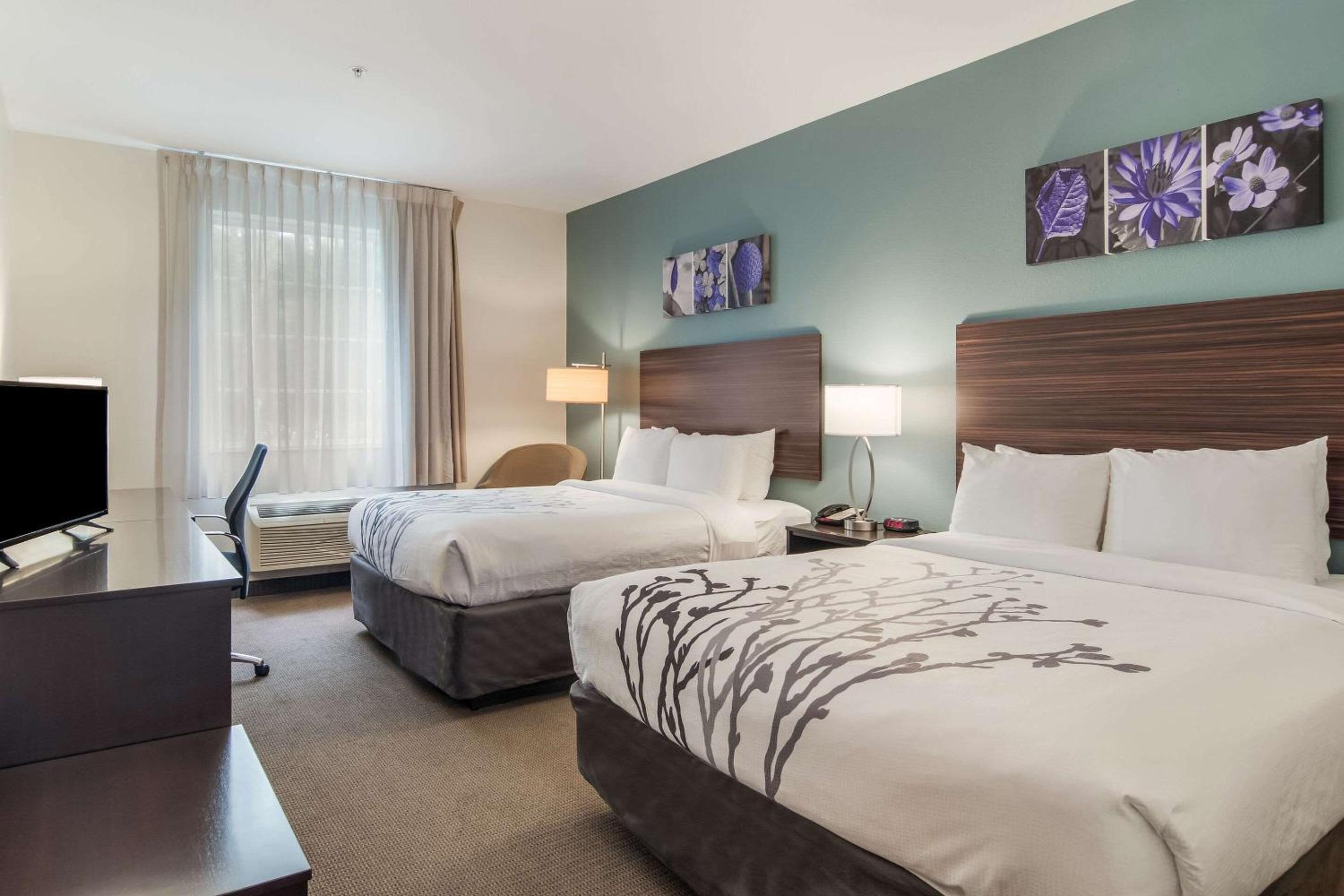 Queen Room with Two Queen Beds - Non-Smoking - Photo 1