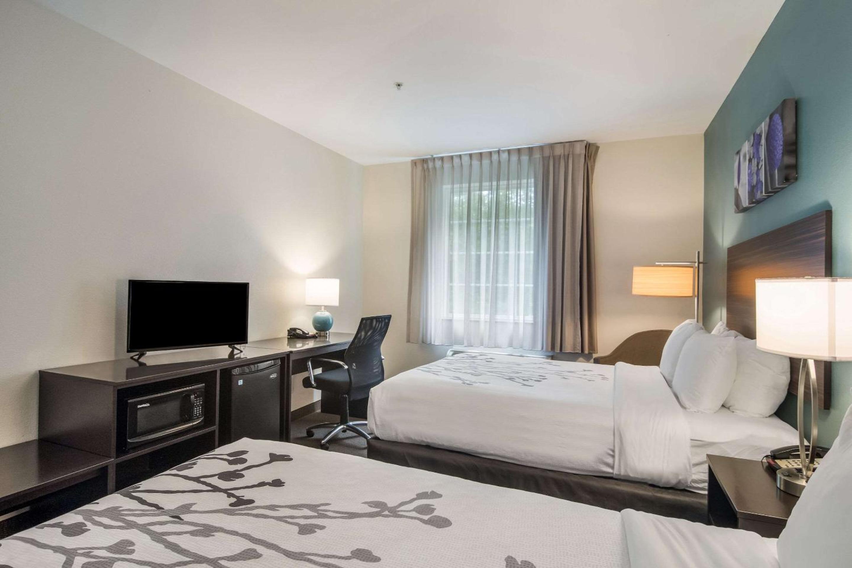 Queen Room with Two Queen Beds - Non-Smoking - Photo 4