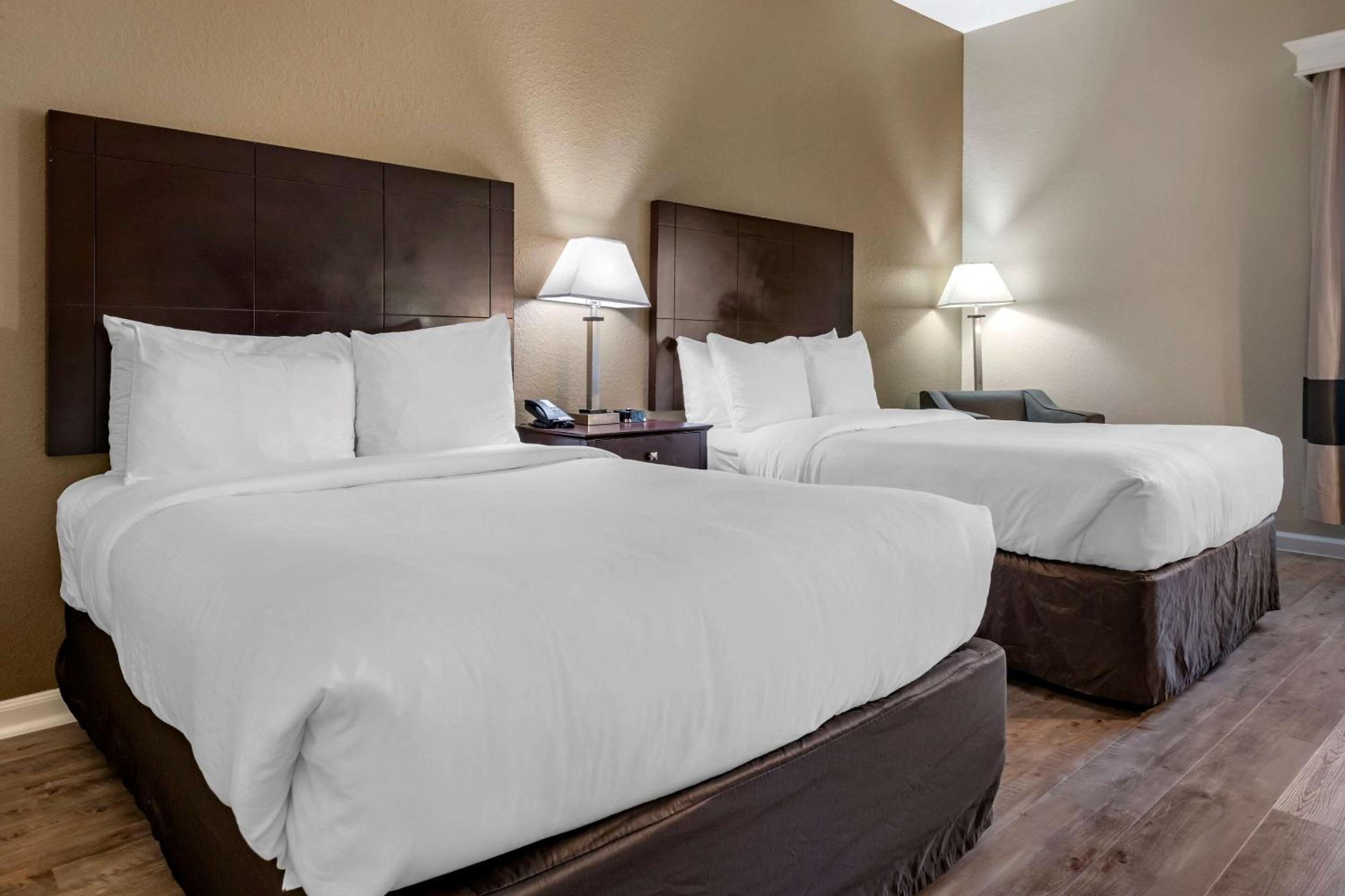 Quadruple Room With Tub - Disability Access/Non Smoking/Interior Corridor