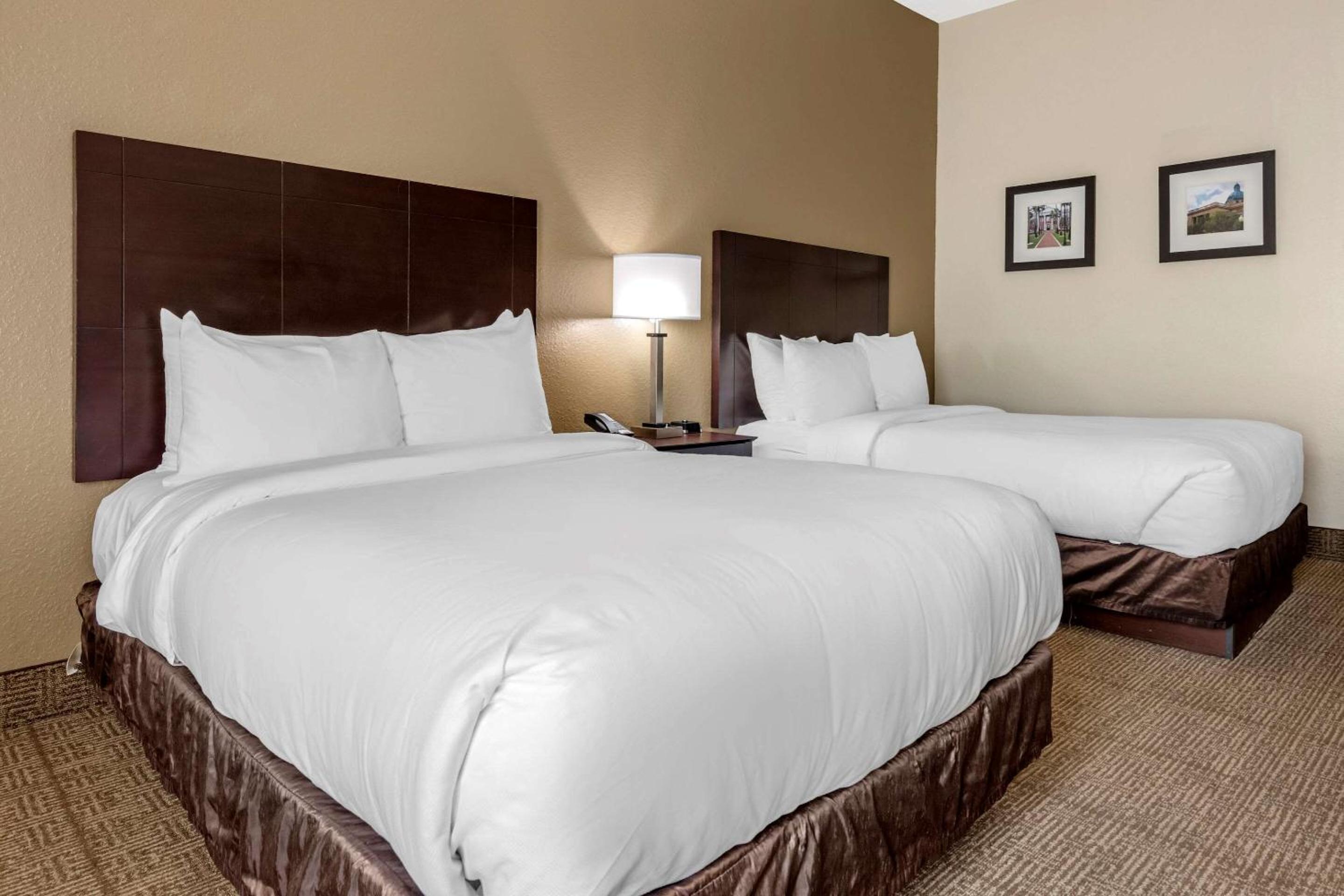 Queen Room with Two Queen Beds - Accessible/Non Smoking photo 2