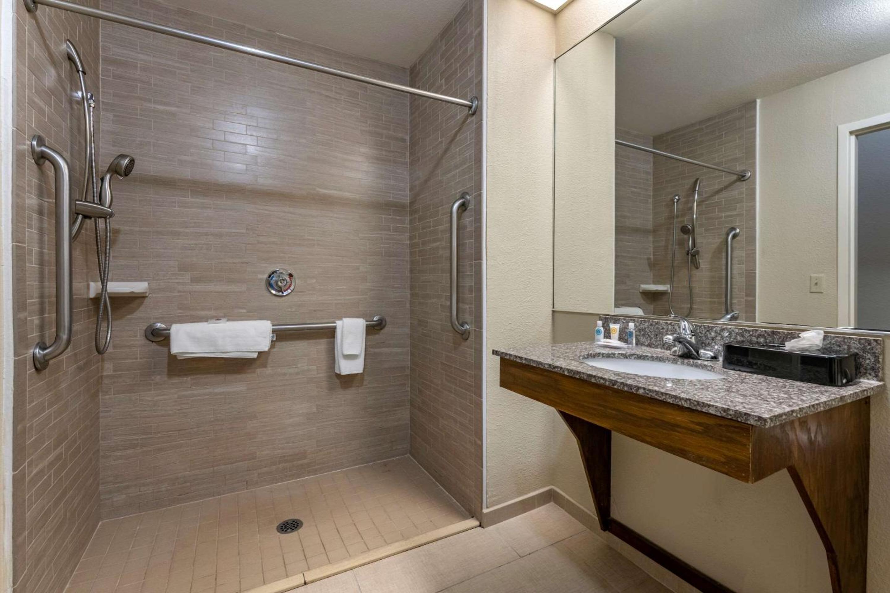 Quadruple Room With Tub - Disability Access/Non Smoking/Interior Corridor photo 3