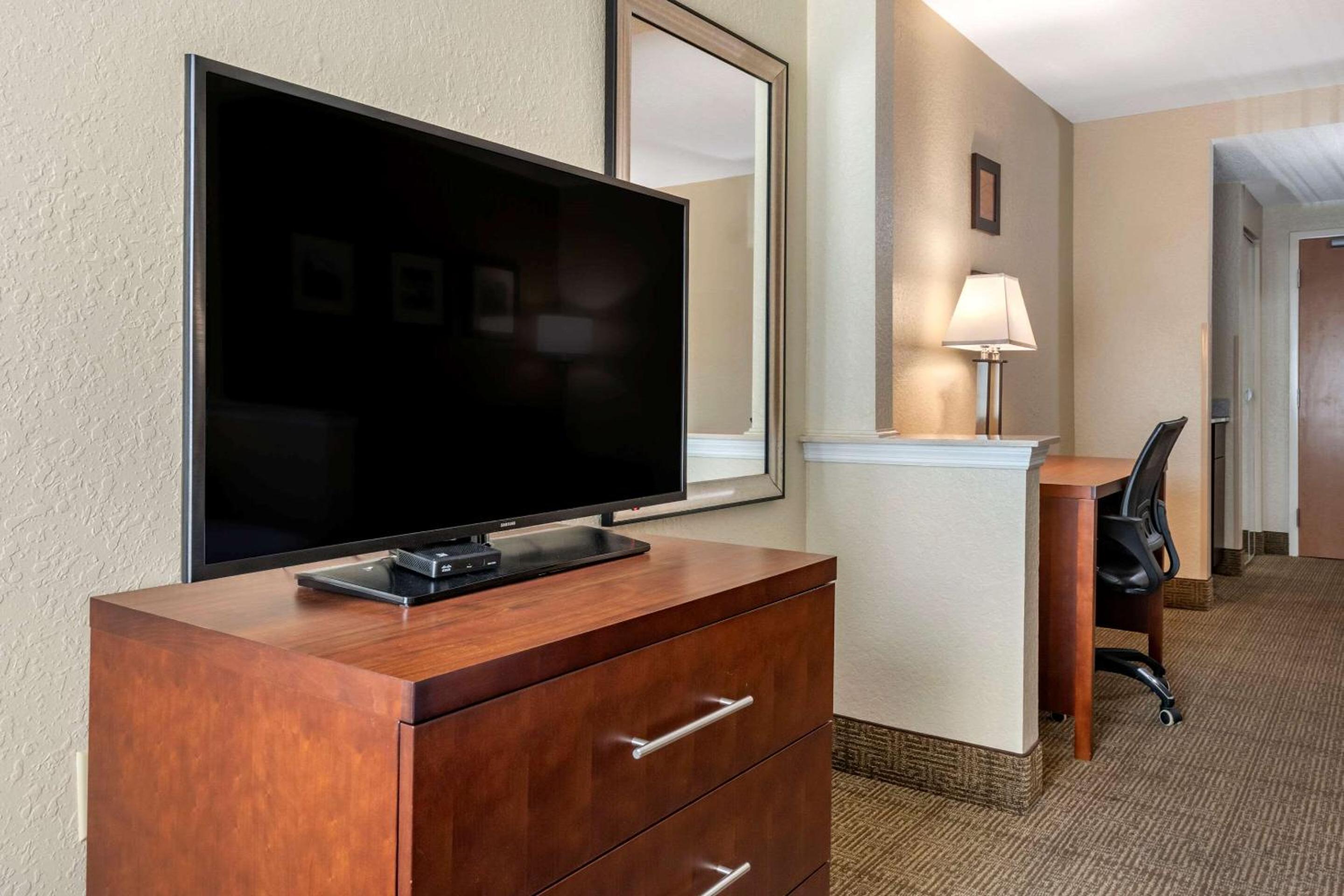 King Suite - Non-Smoking photo 2