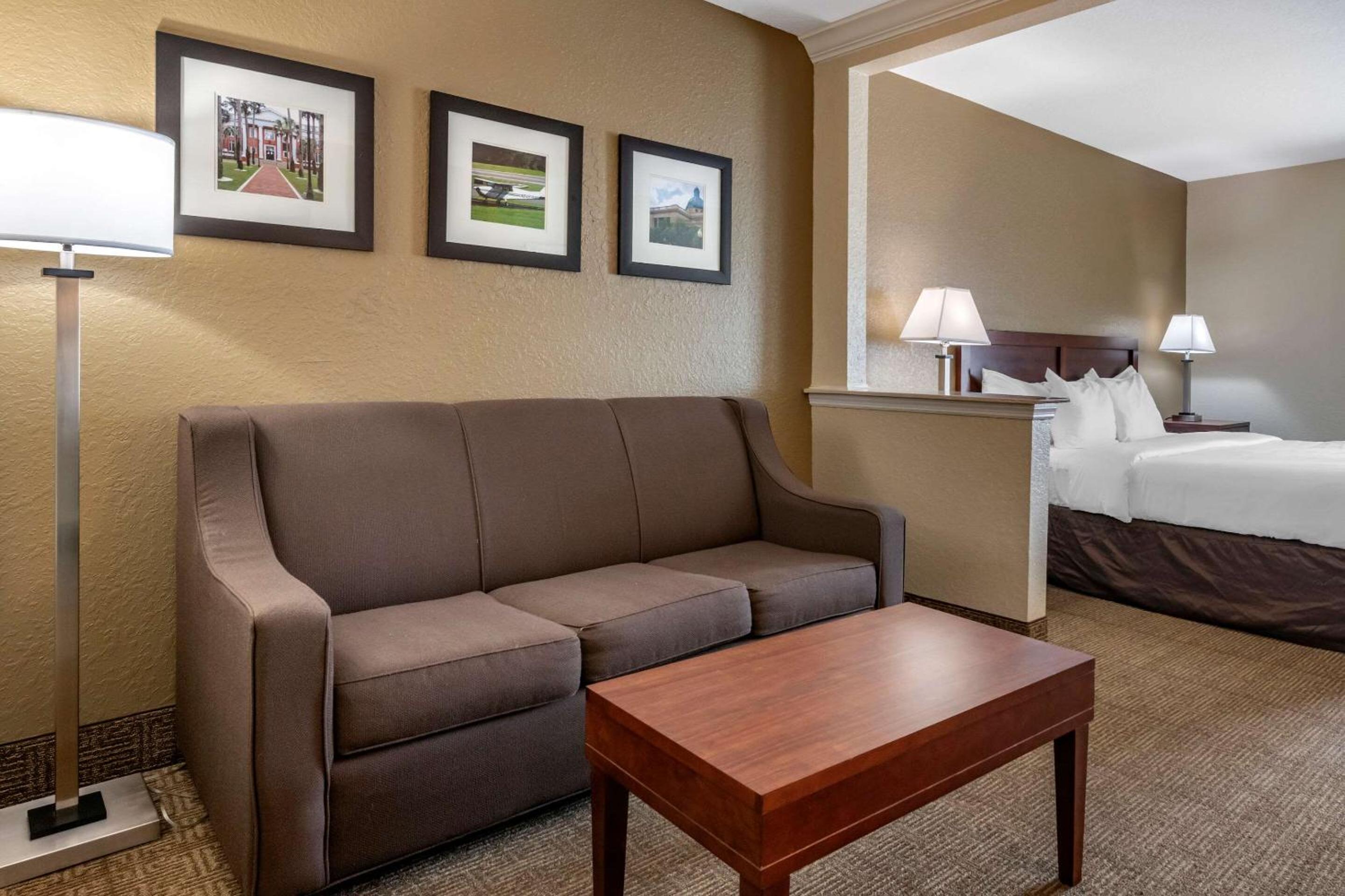 King Suite - Non-Smoking photo 3