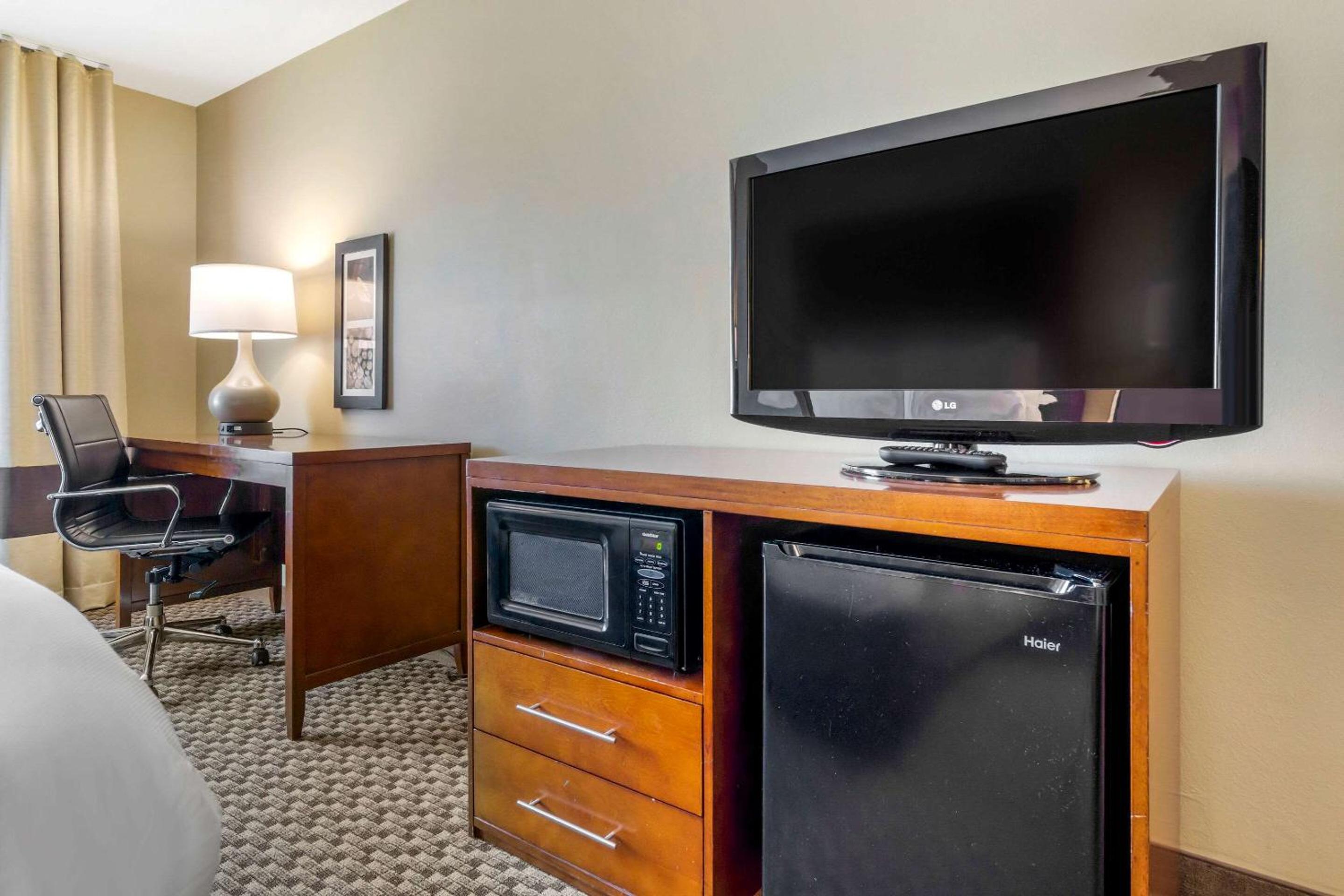 Queen Room with Two Queen Beds - Photo 2