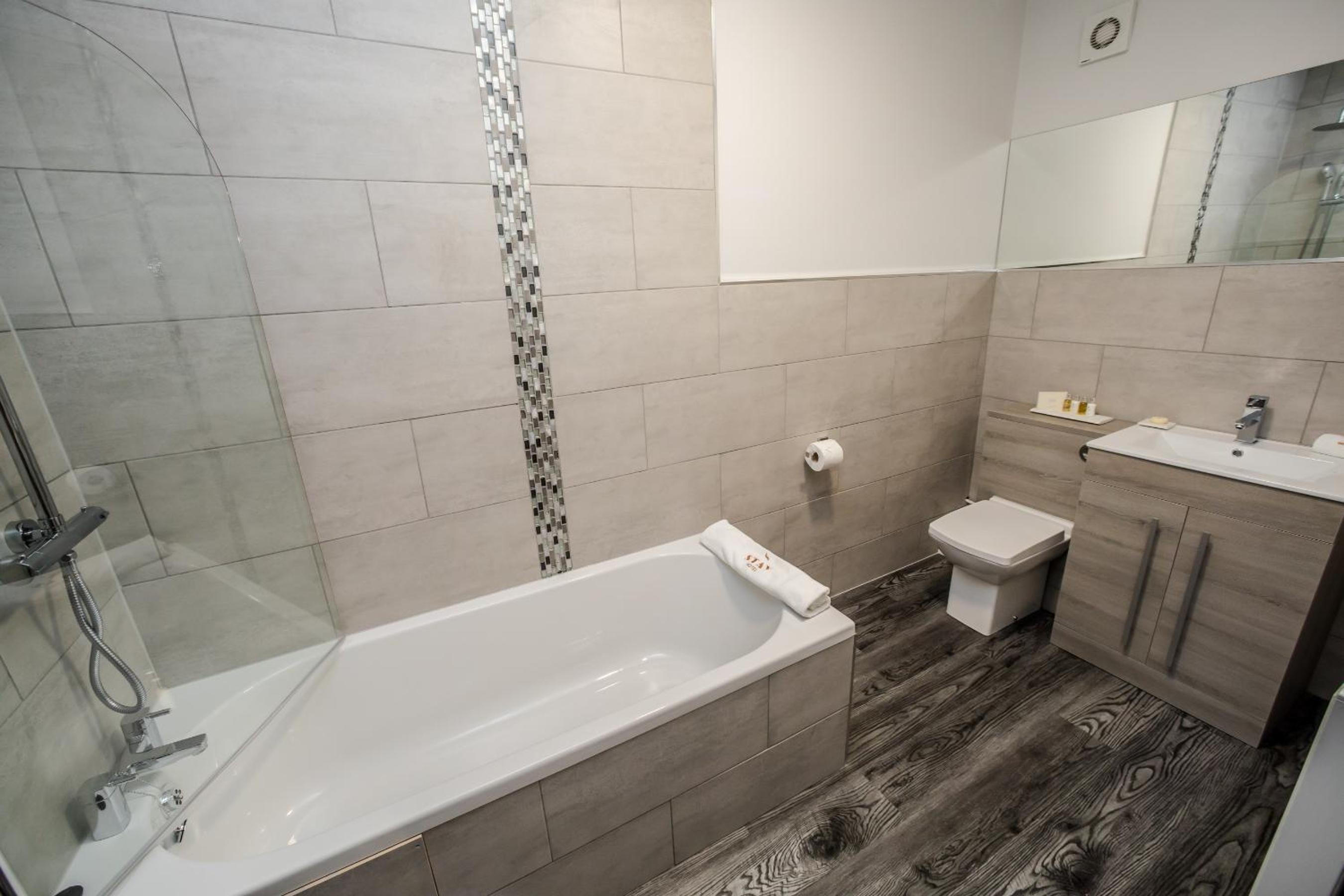 Deluxe Double Room with Bath - Photo 2