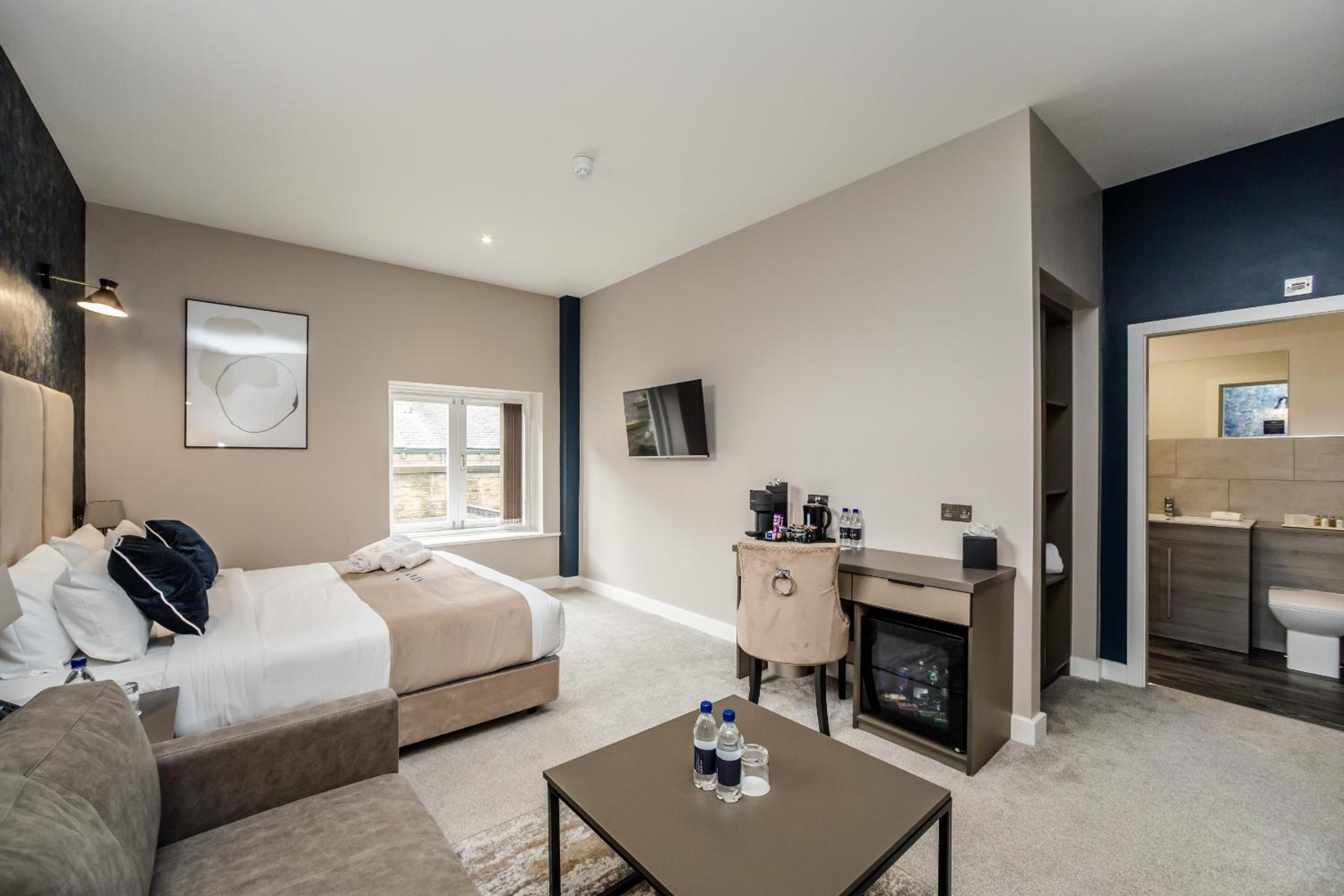 One-Bedroom Suite - Photo 2
