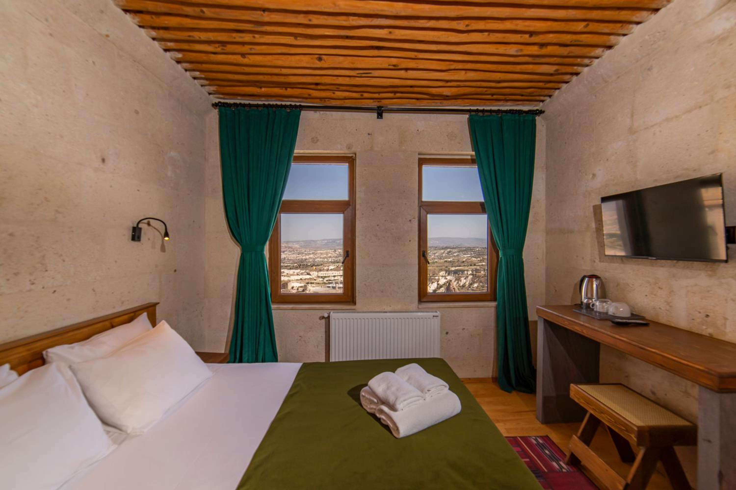 Deluxe Double Room (2 Adults + 1 Child) - Photo 1