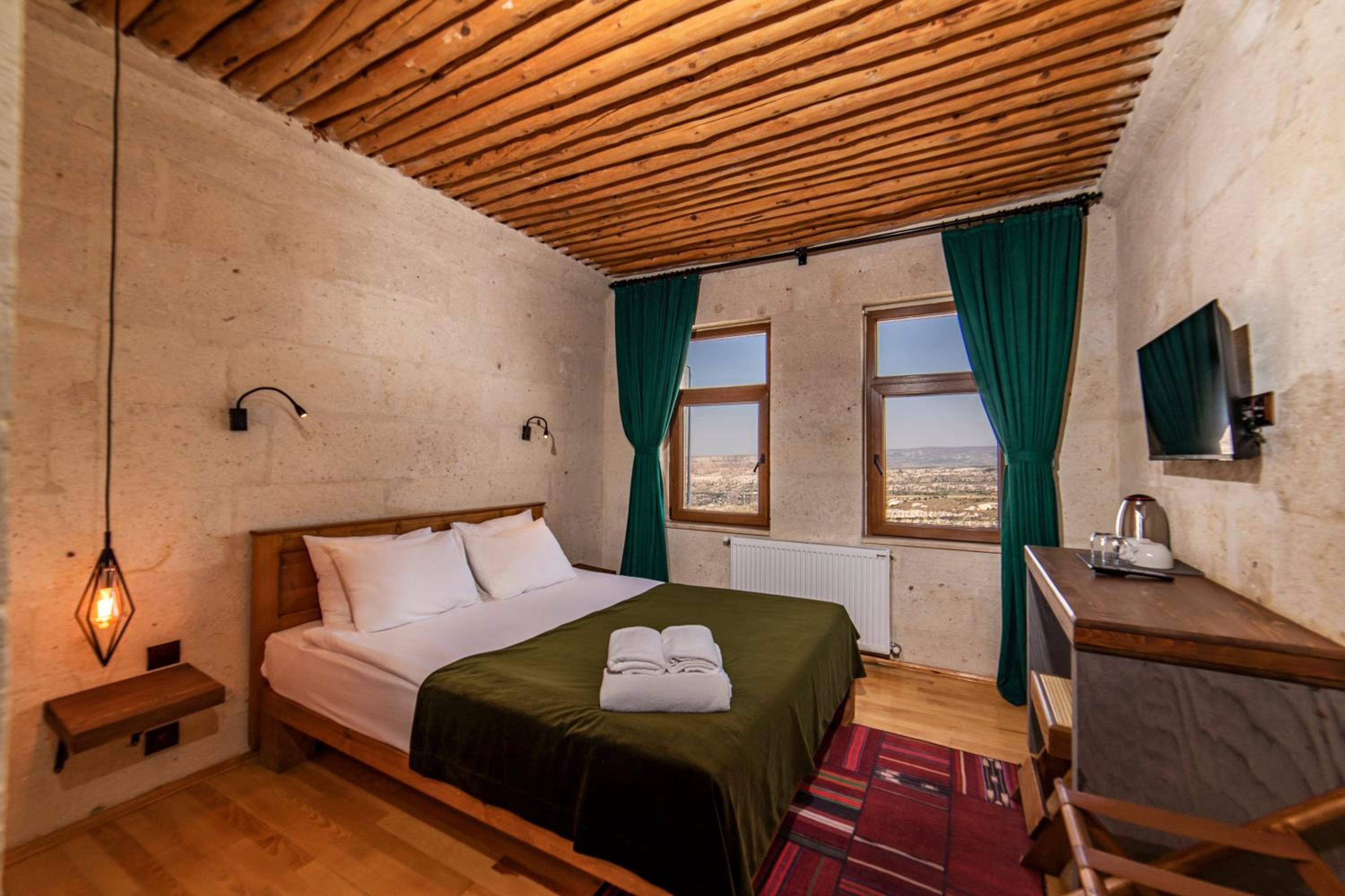 Deluxe Double Room (2 Adults + 1 Child) - Photo 6