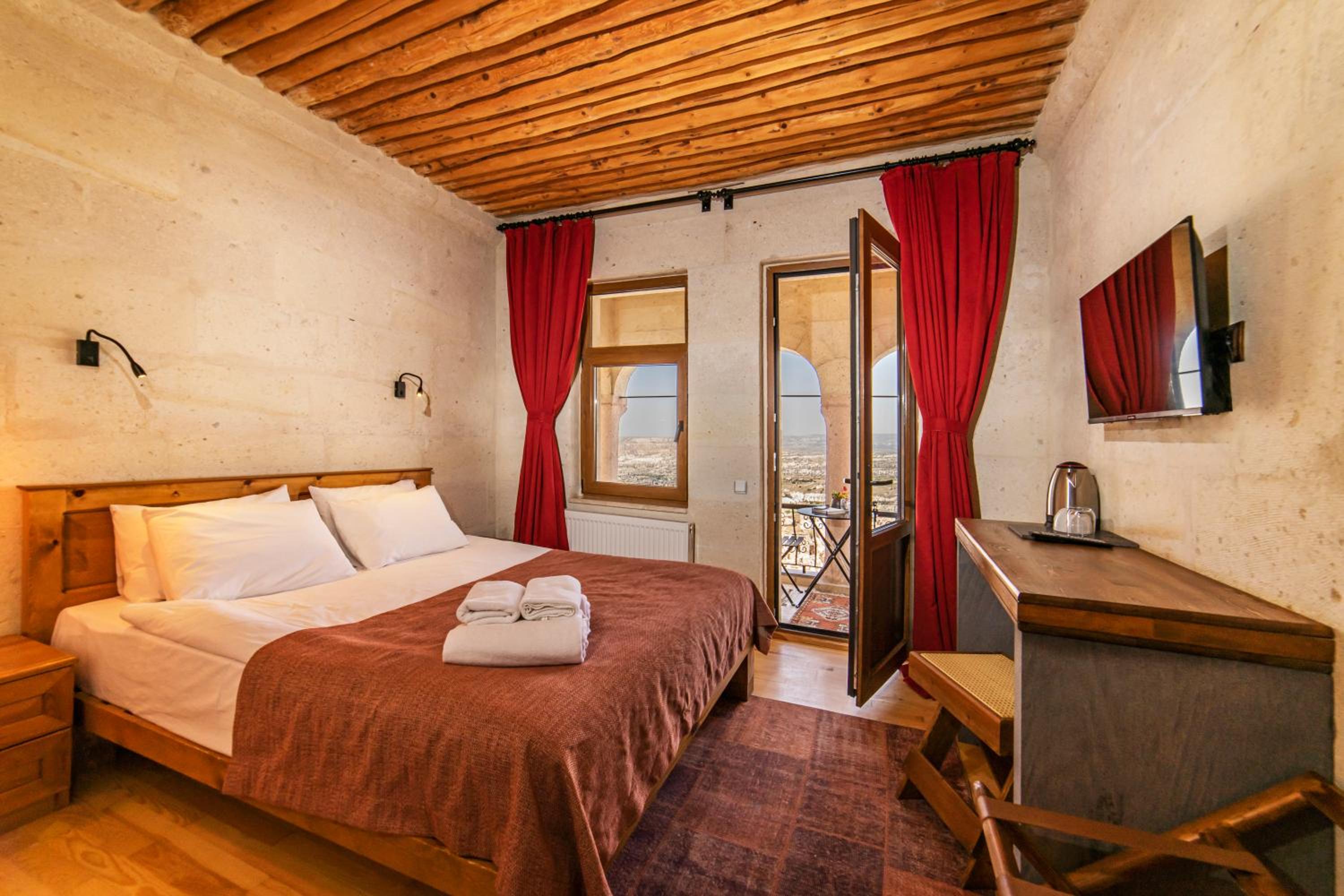 Deluxe Double Room with Balcony - Photo 8