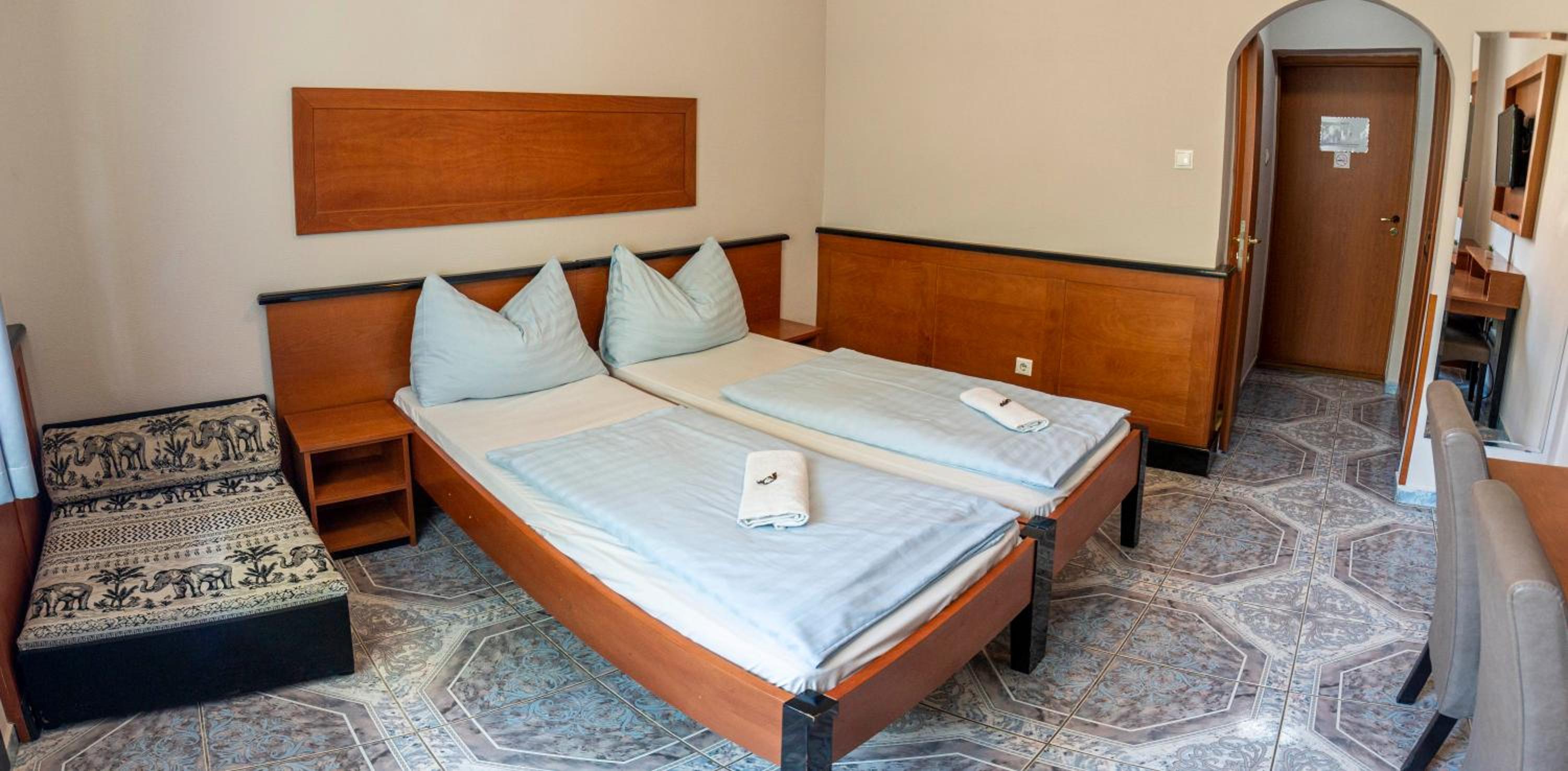 Double or Twin Room - Photo 7