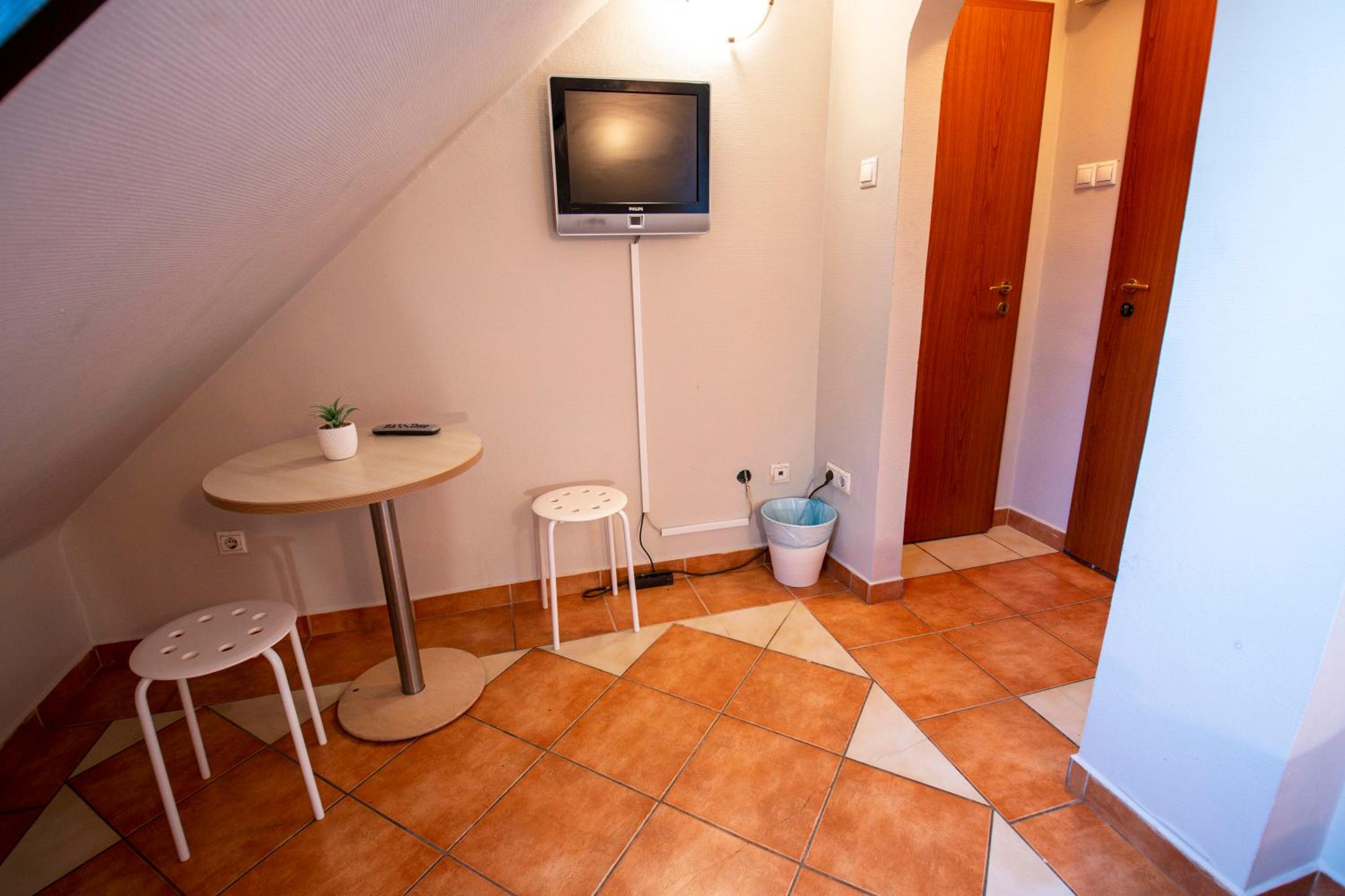 Double or Twin Room - Photo 8