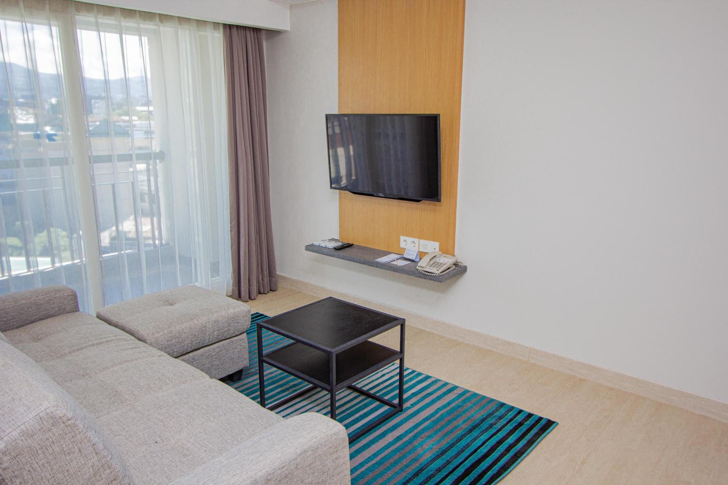 Premier Two-Bedroom Apartment - Photo 2