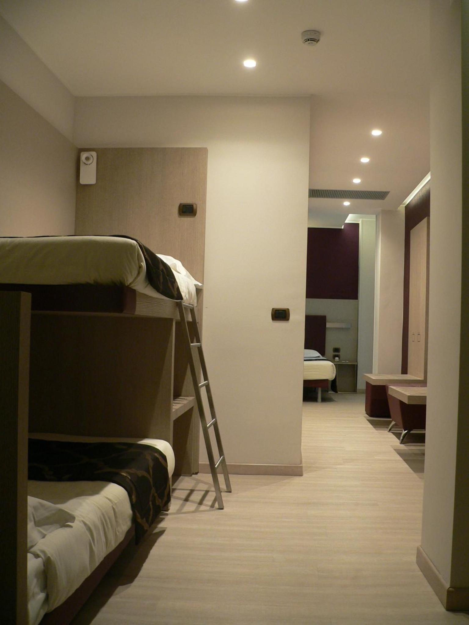 Quadruple Room with Private Bathroom photo 2