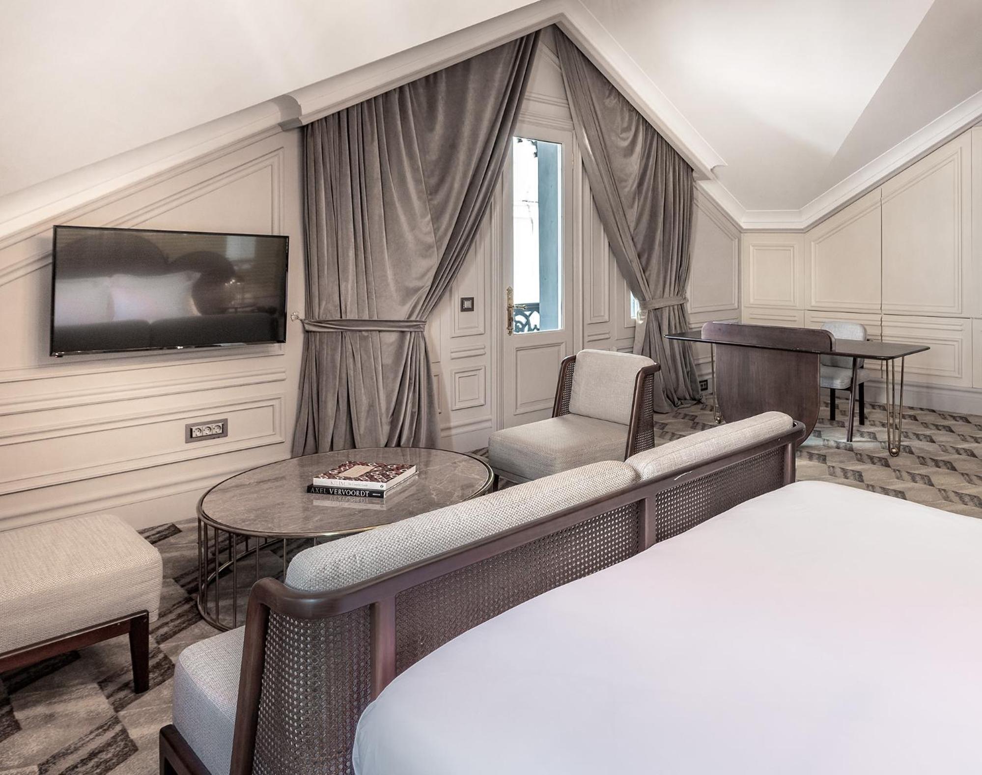 Chalet Penthouse Suite (Annex Building)
