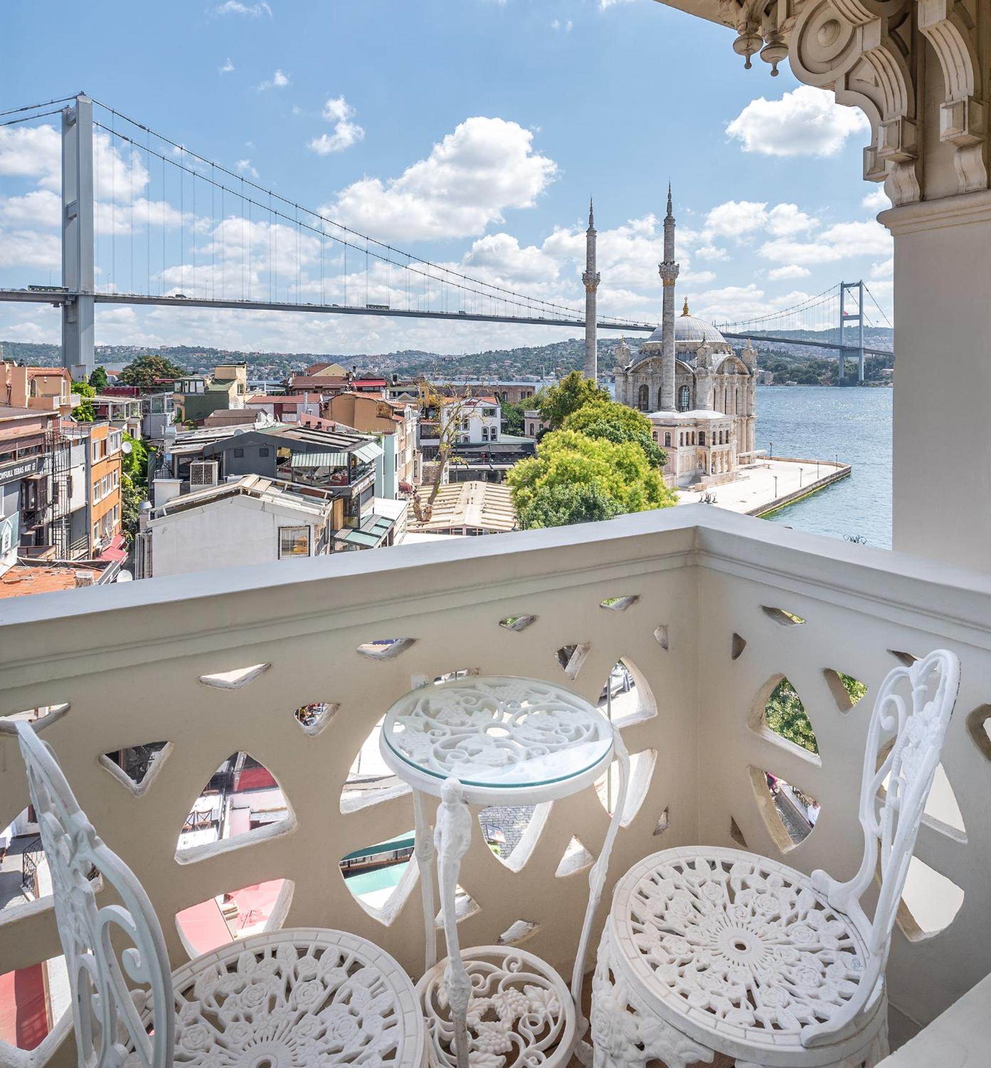 Deluxe Bosphorus Suite with partial Bosphorus View thumbnail 6