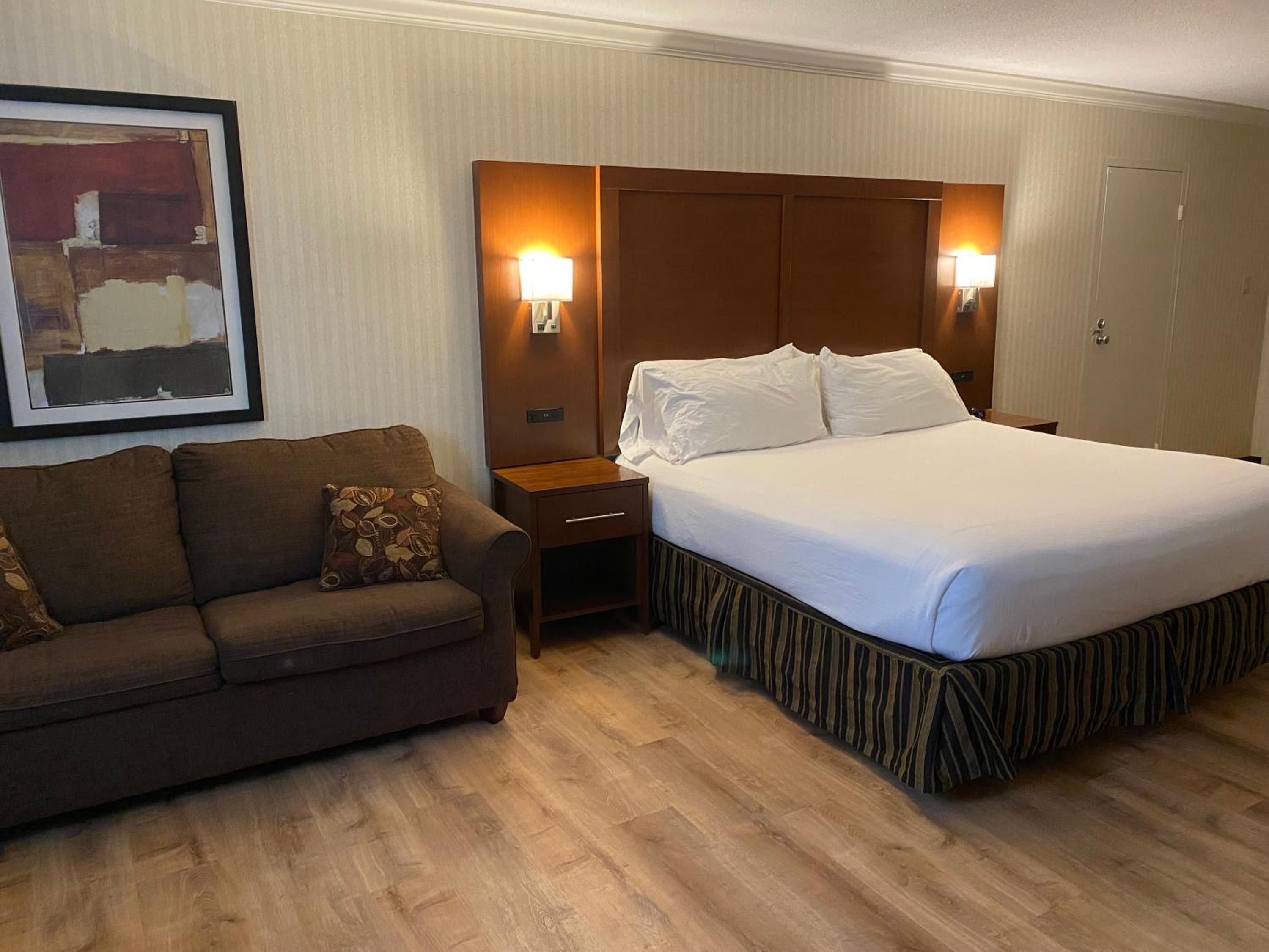 King Room with Sofa Bed - Photo 2