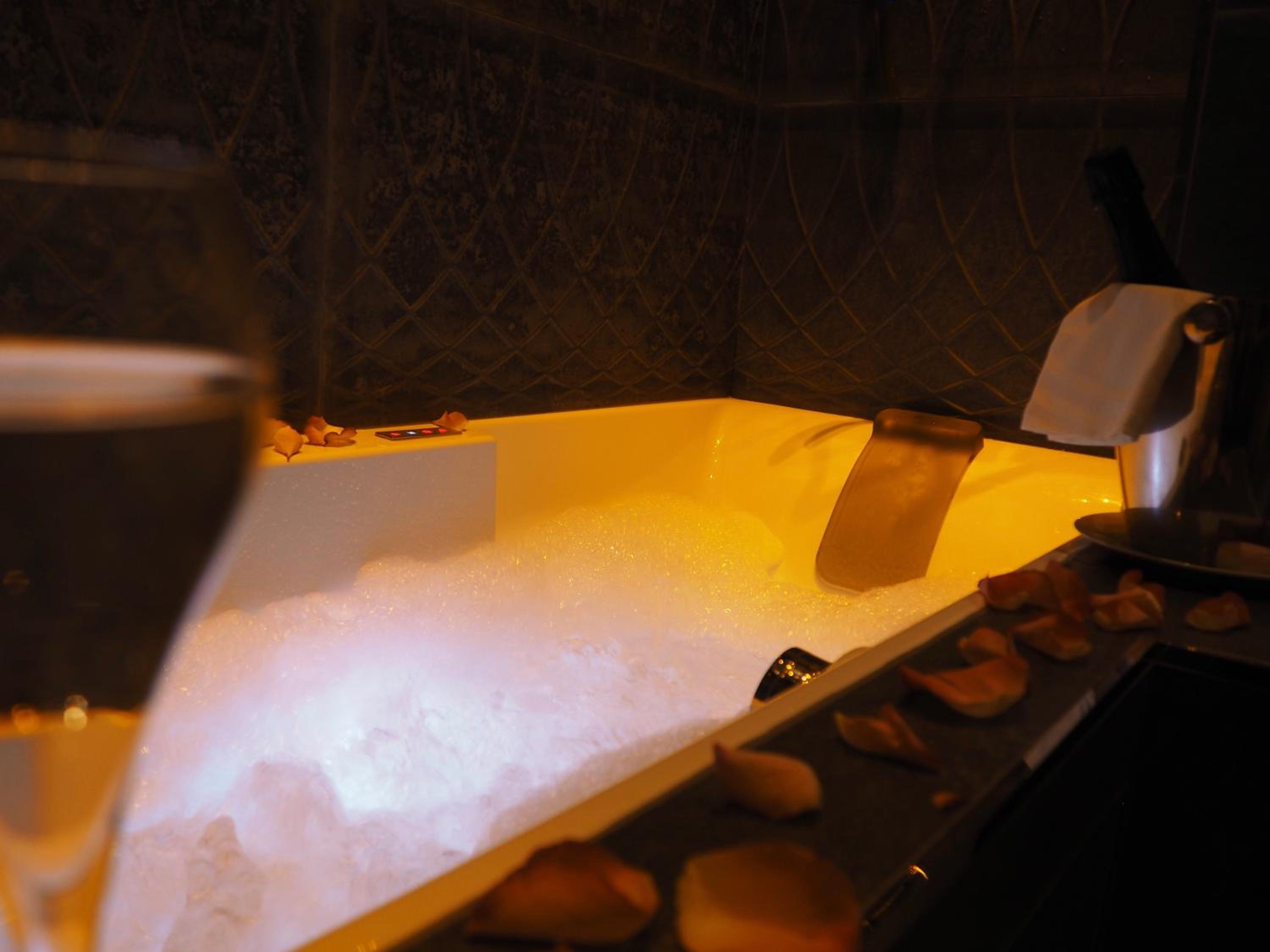 Tour Eiffel with Spa Bath