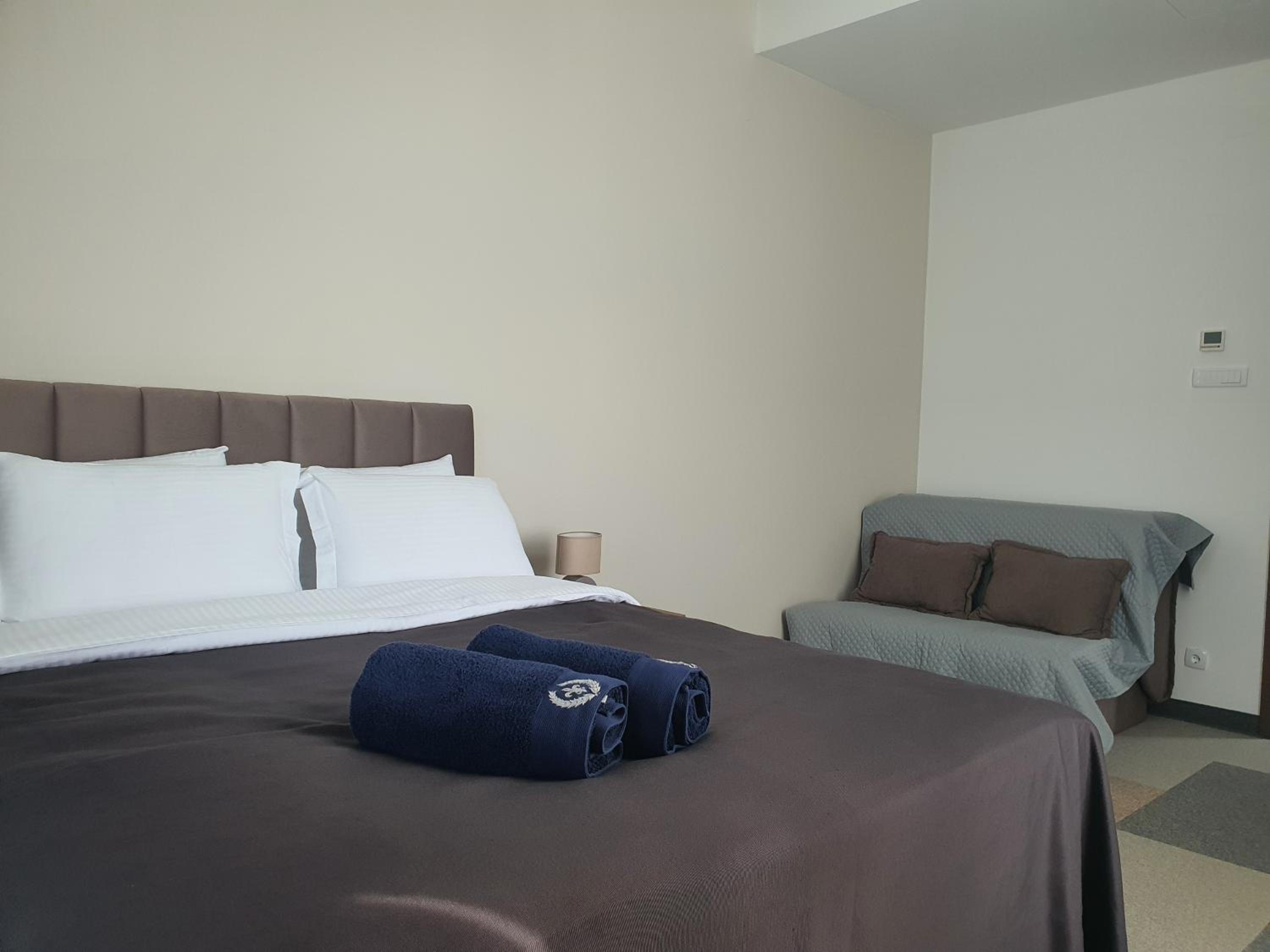 One-Bedroom Apartment photo 1