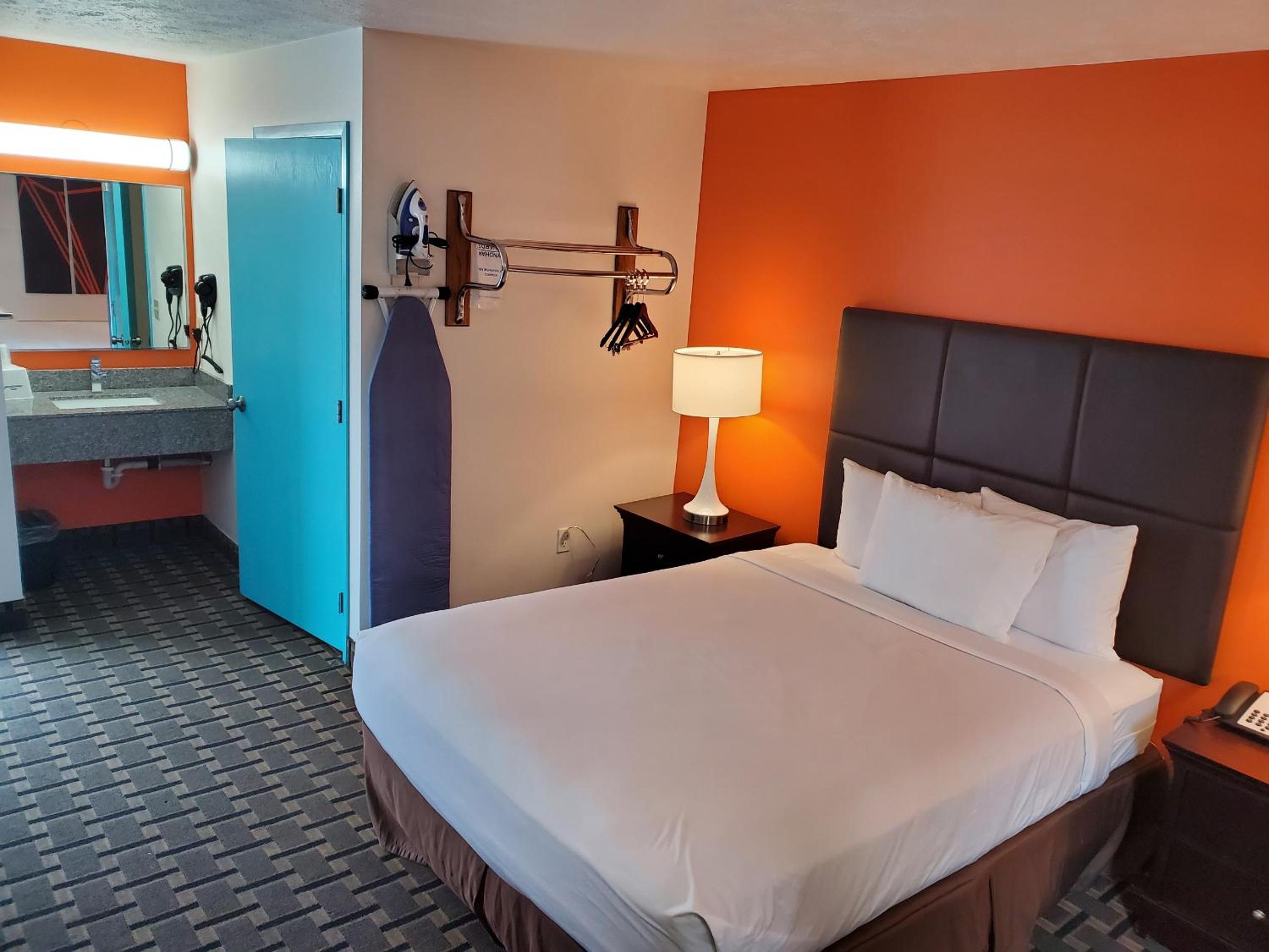 1 Queen Bed, Mobility Accessible Room, Bathtub w/ Grab Bars, Non-Smoking photo 1