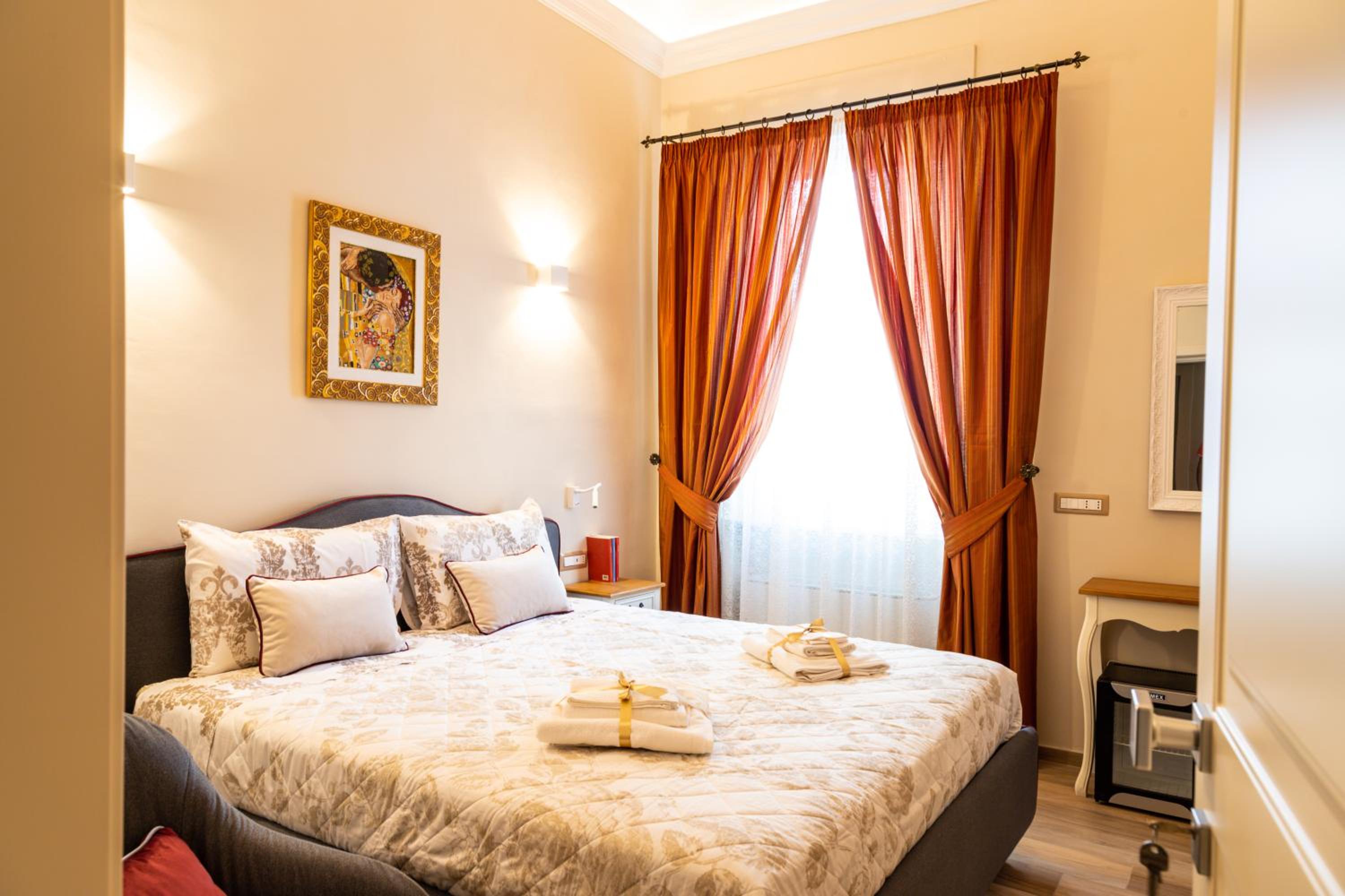 Deluxe King Room photo 3