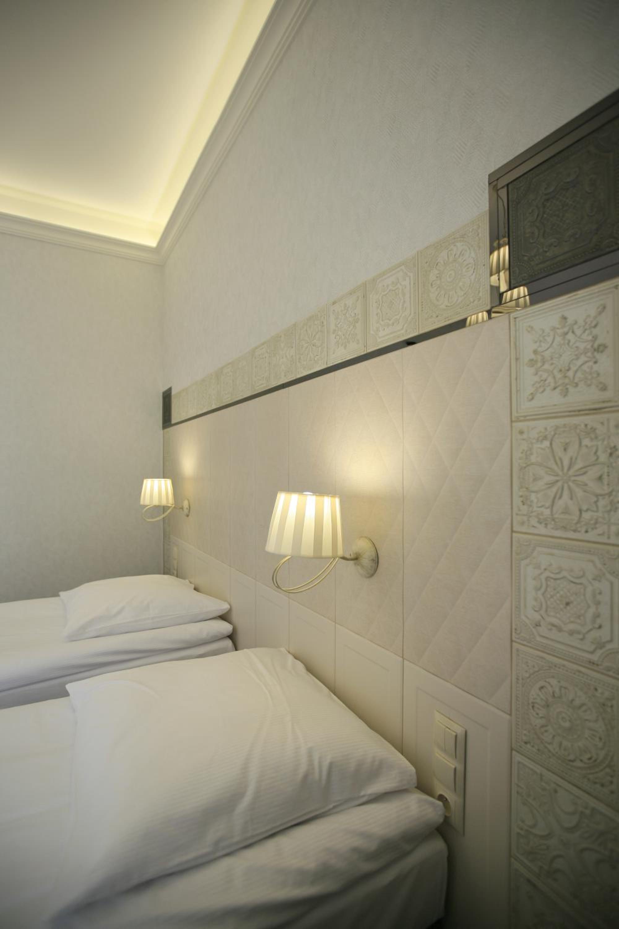 Twin Room - Photo 2