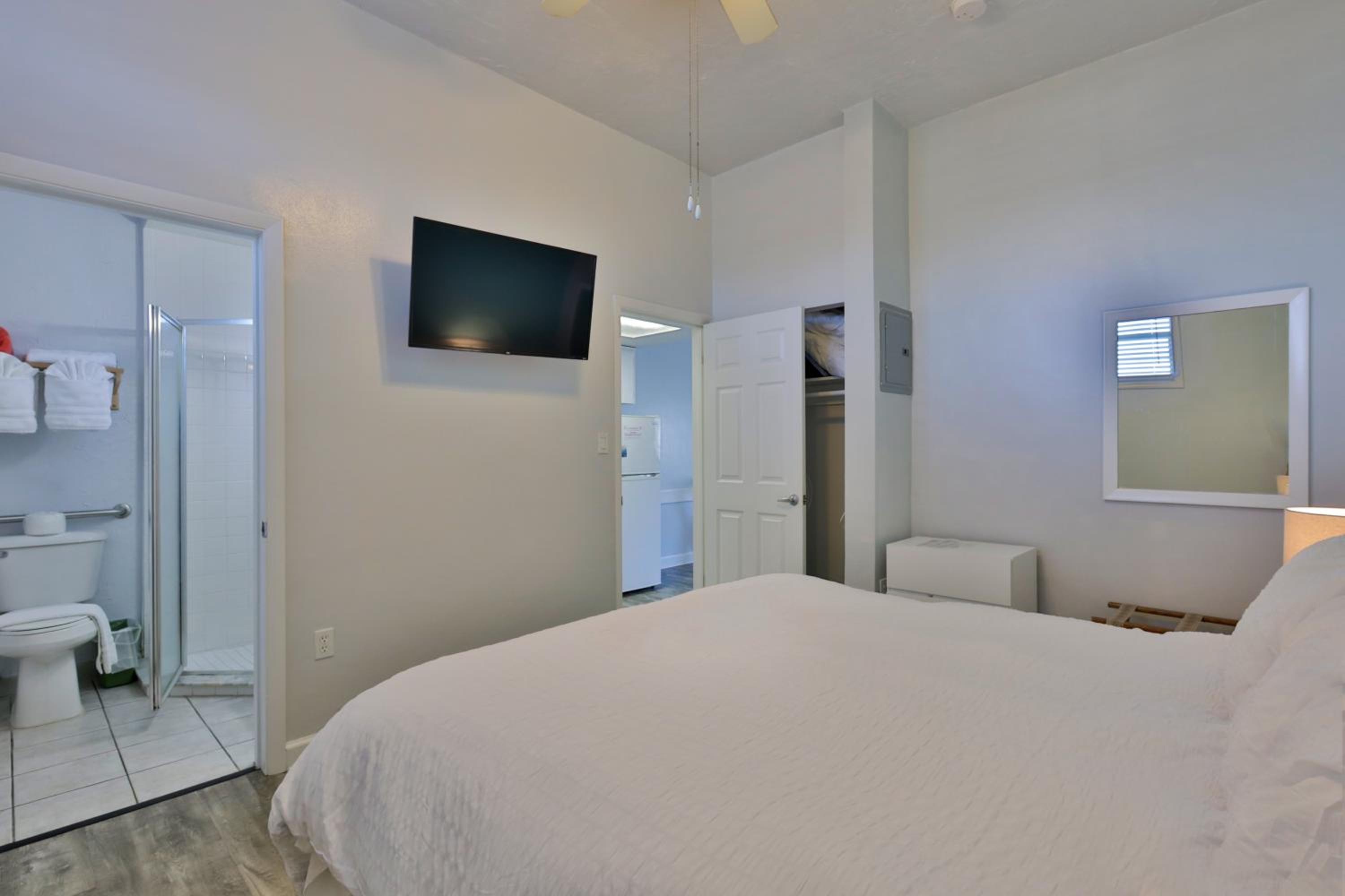 King Suite with Pool View