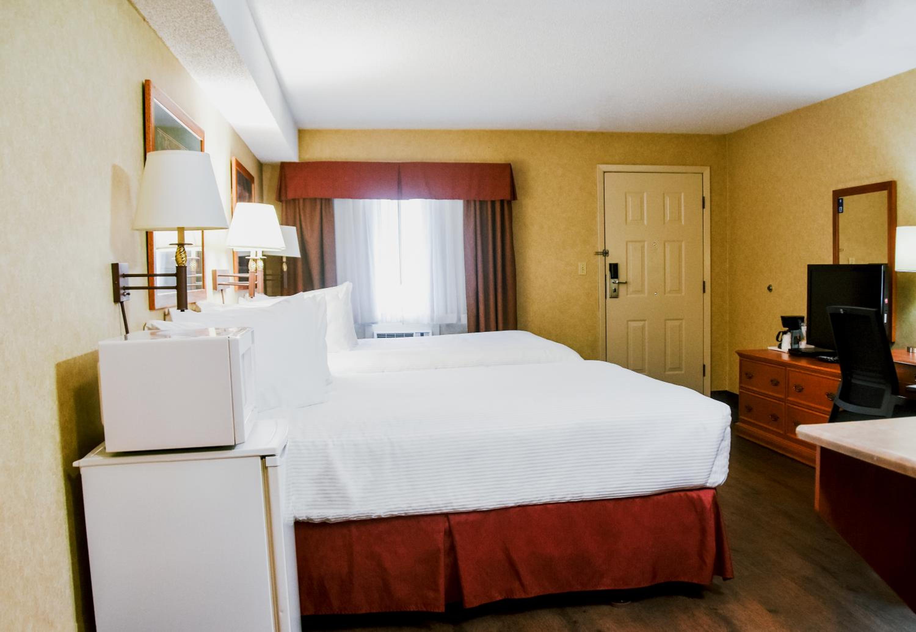 Queen Room with Two Queen Beds - Smoking - Photo 2