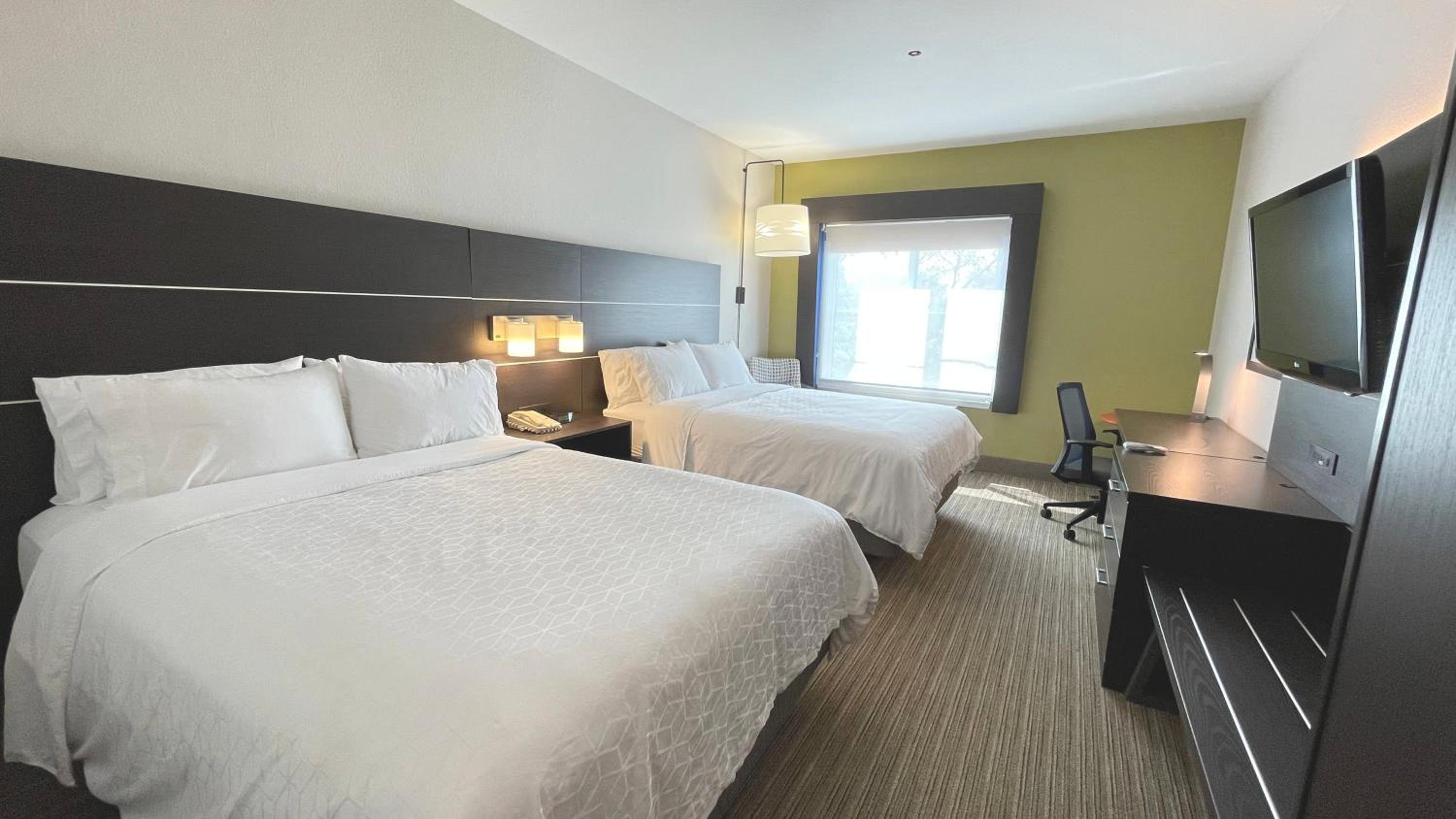 Standard Queen Room with Two Queen Beds - Photo 4