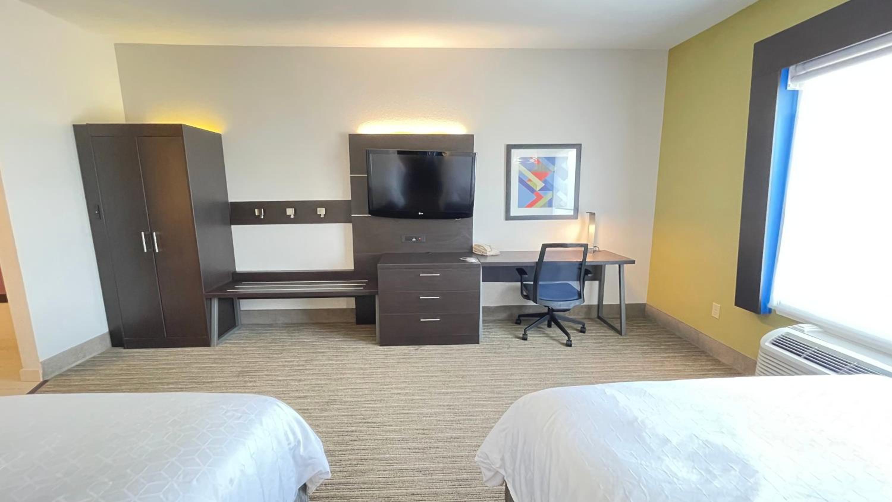 Standard Queen Room with Two Queen Beds and Mobility Accessible Tub - Photo 6