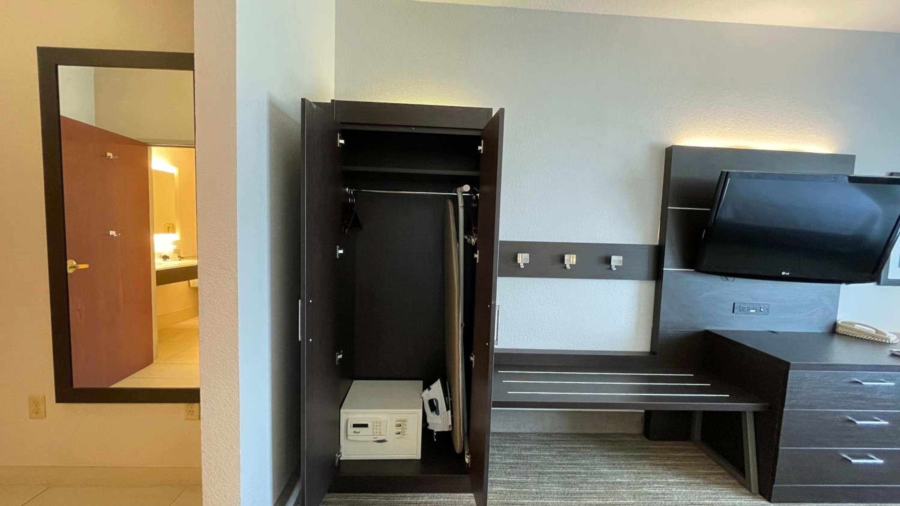 Standard Queen Room with Two Queen Beds and Mobility Accessible Tub - Photo 7