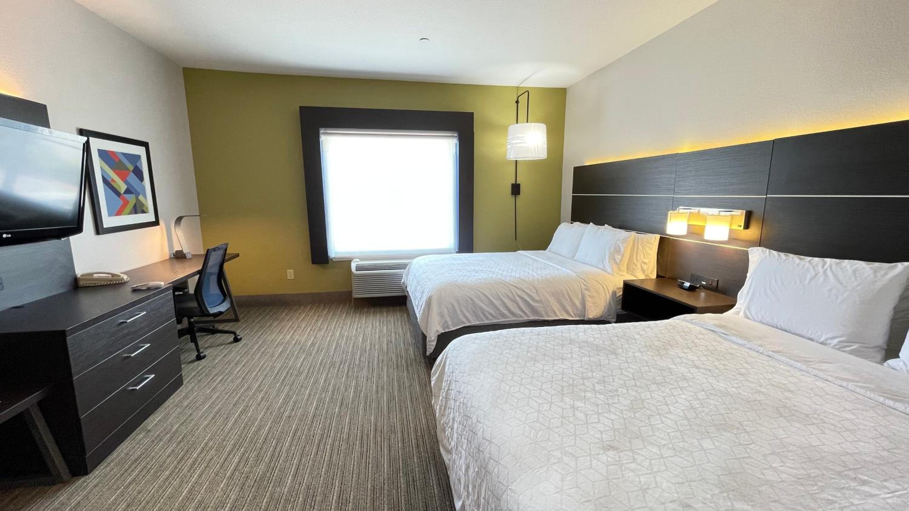 Standard Queen Room with Two Queen Beds and Mobility Accessible Tub - Photo 8