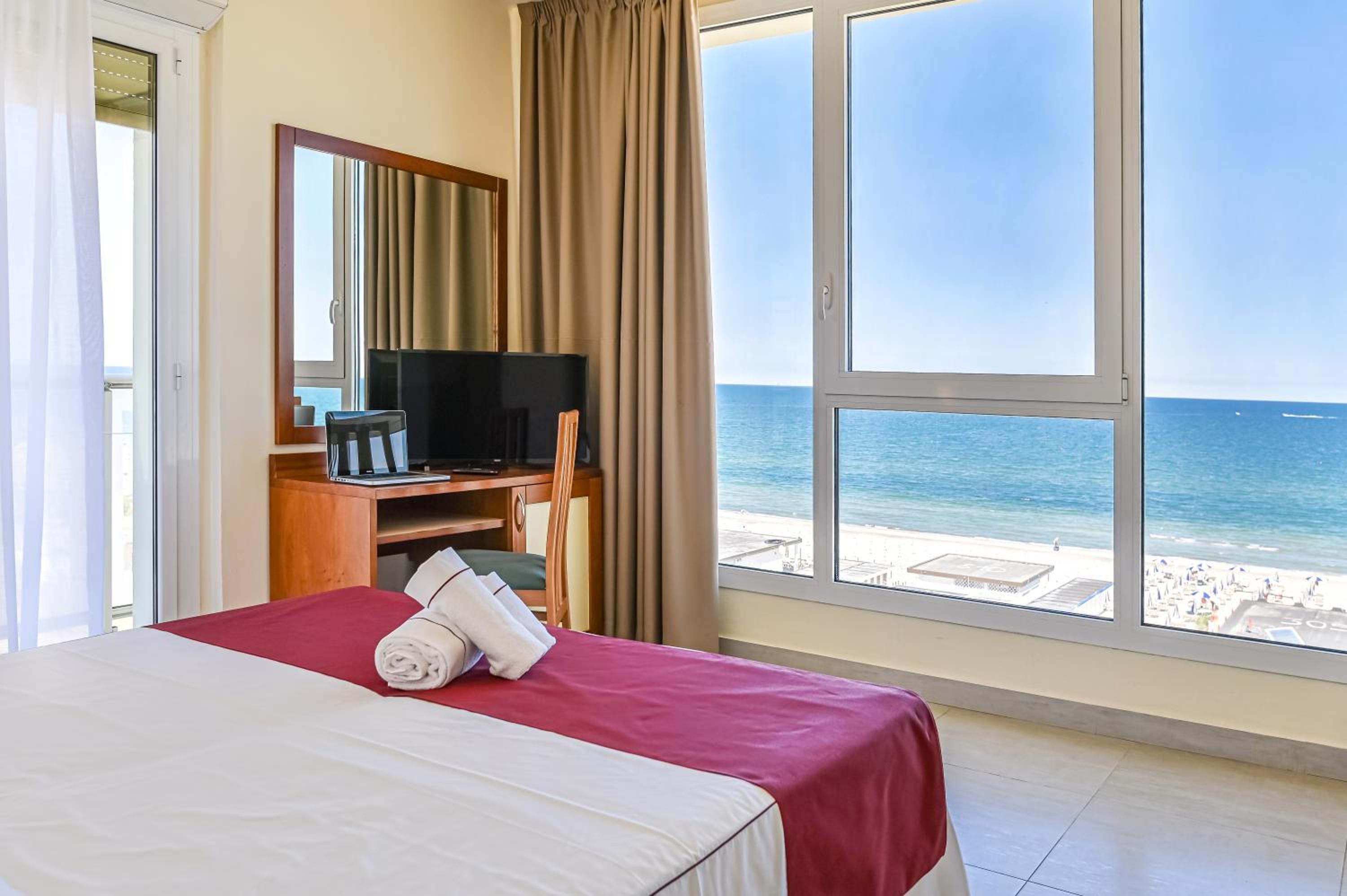 Double or Twin Room with Sea View - Photo 1