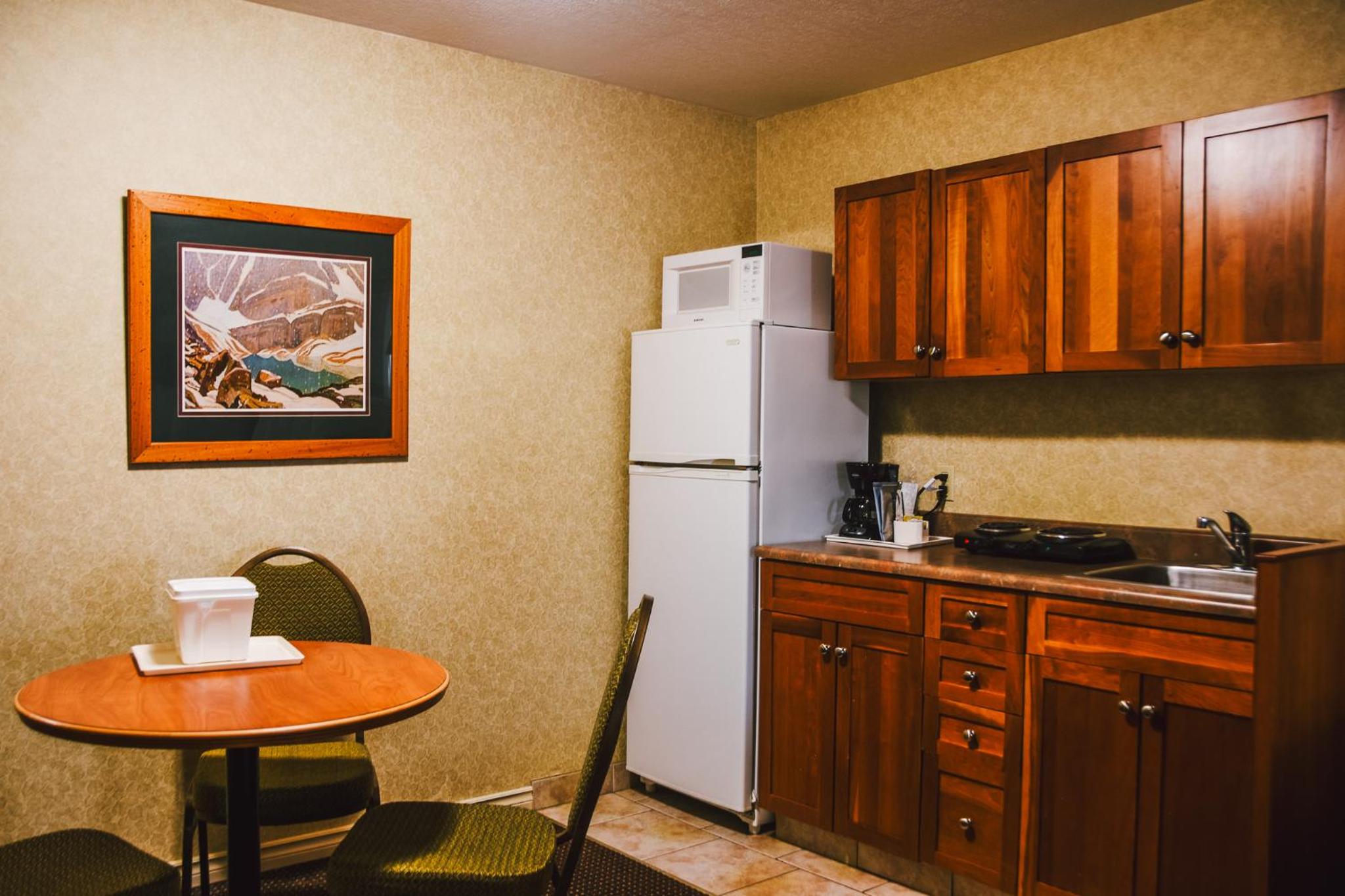 Queen Studio with Kitchenette - Non-Smoking photo 3