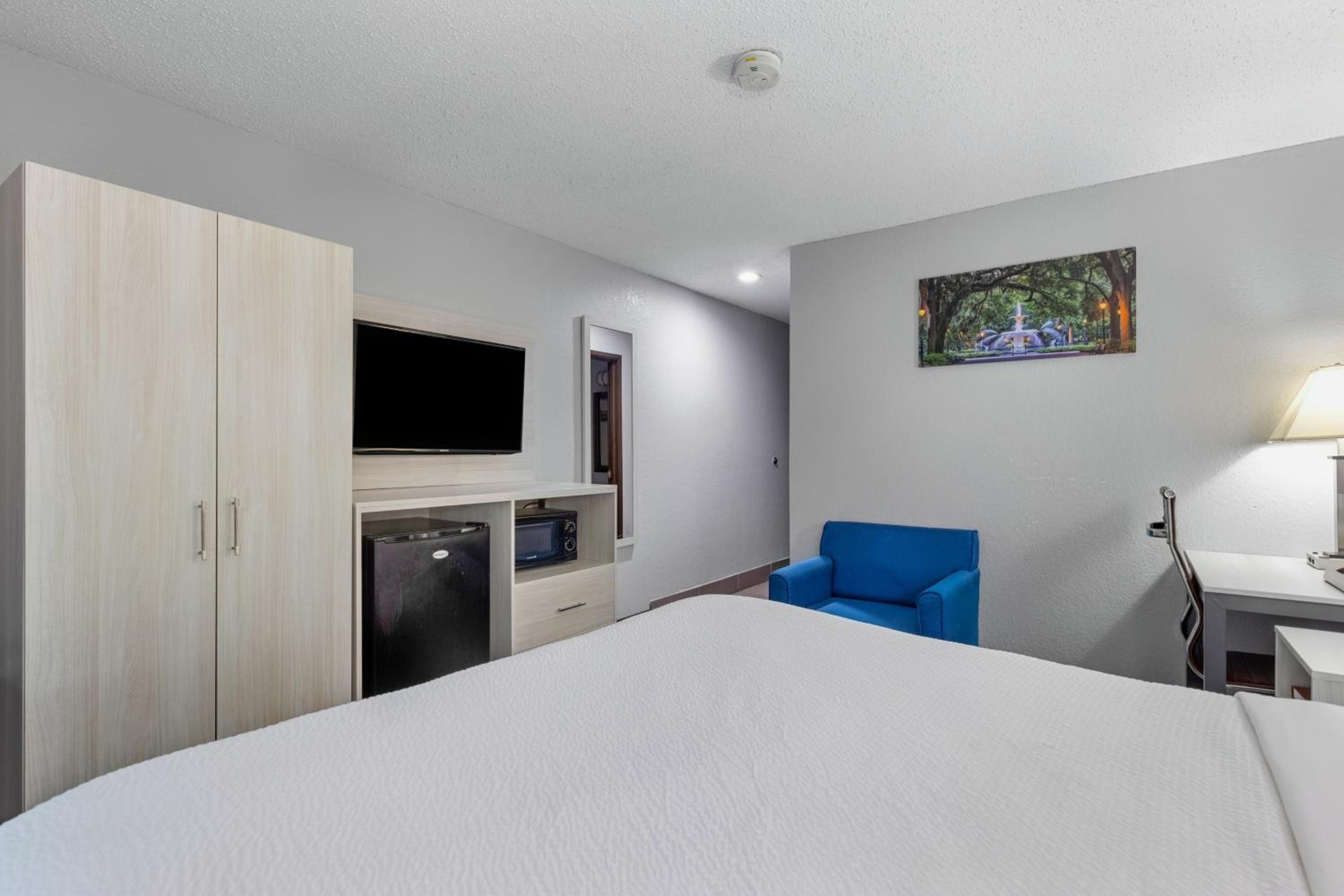 Deluxe King Room - Non-Smoking - Photo 1