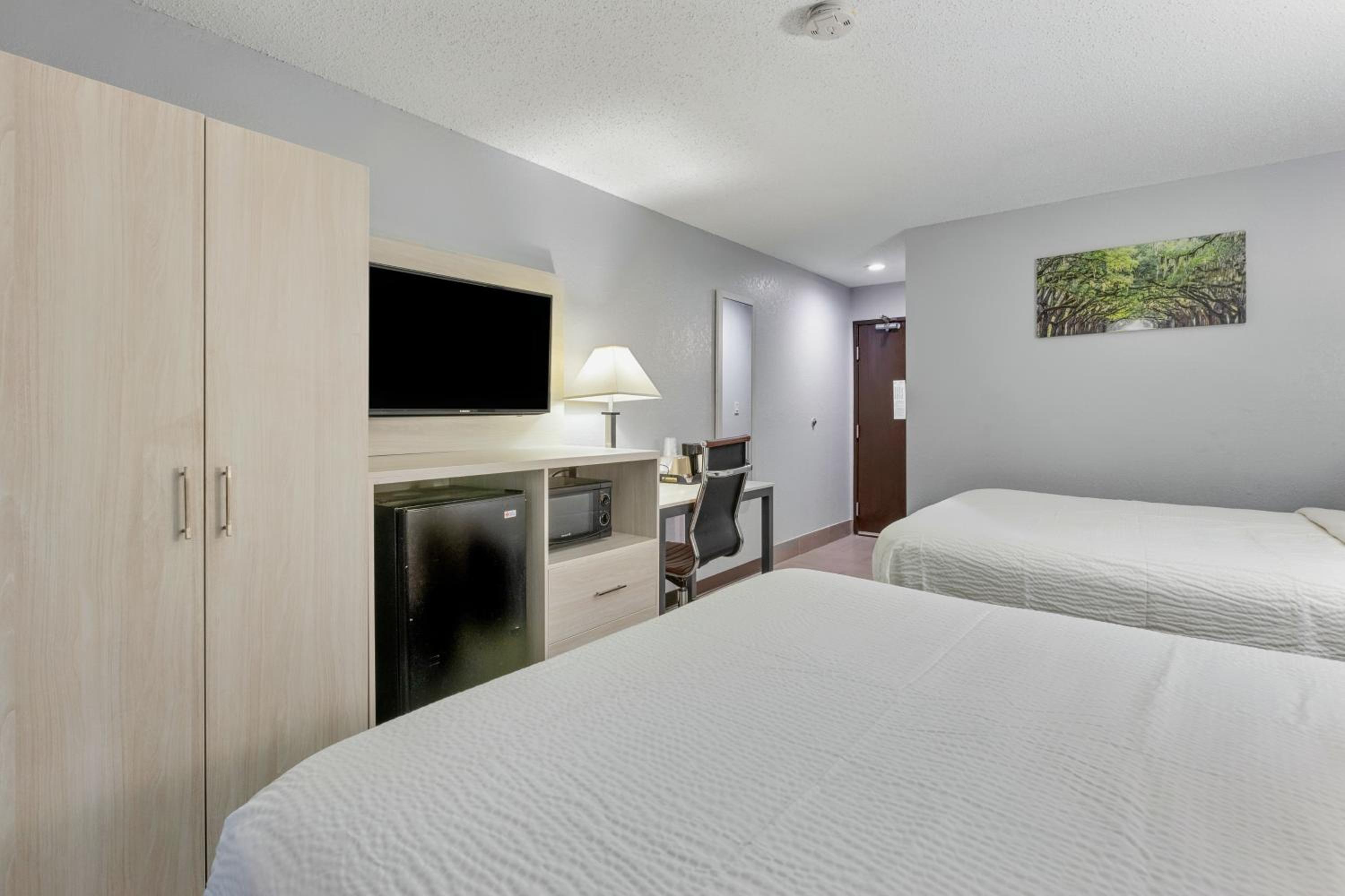 Queen Room with Two Queen Beds - Non-Smoking - Photo 2