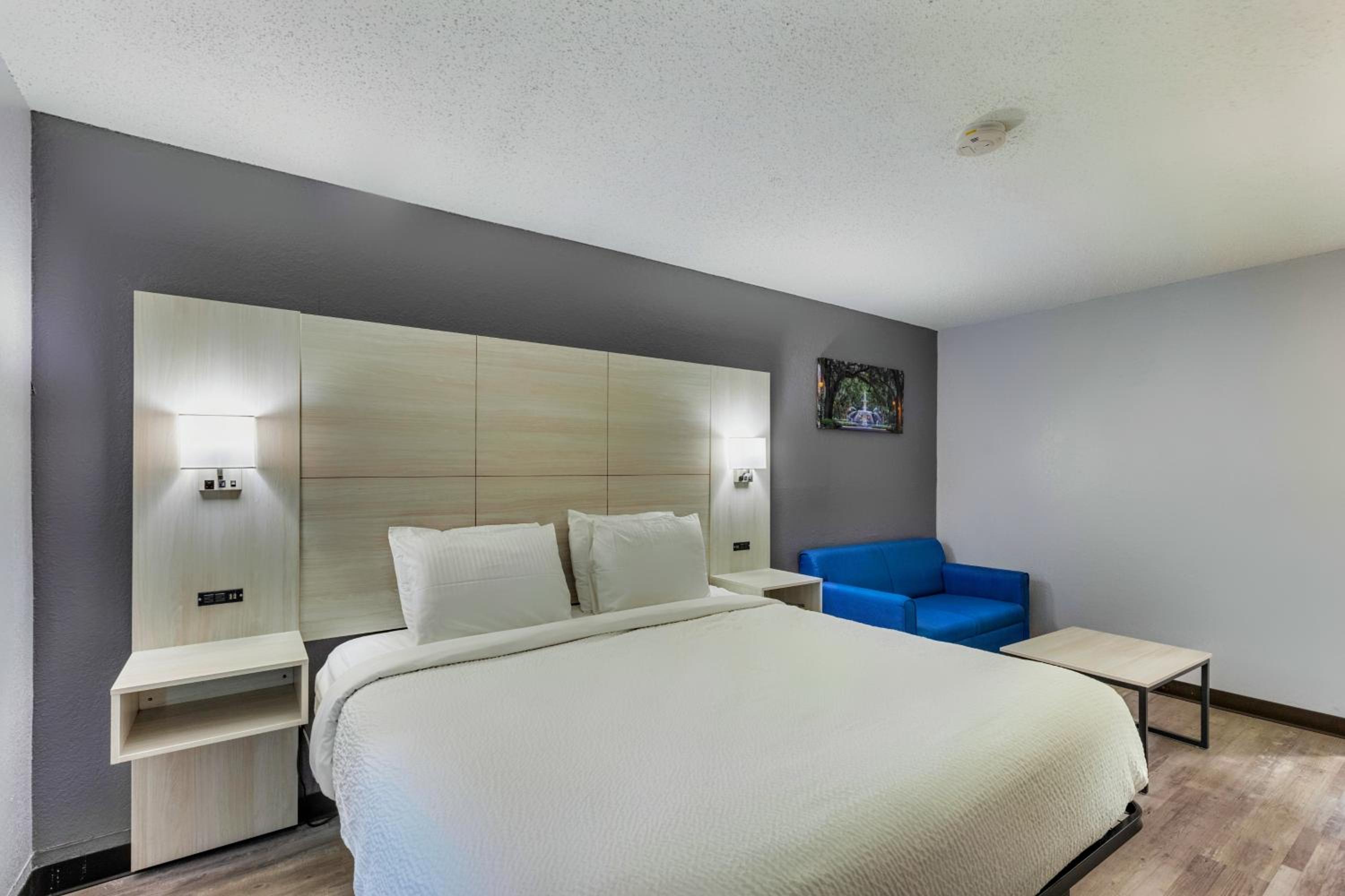 Deluxe King Room - Non-Smoking - Photo 3