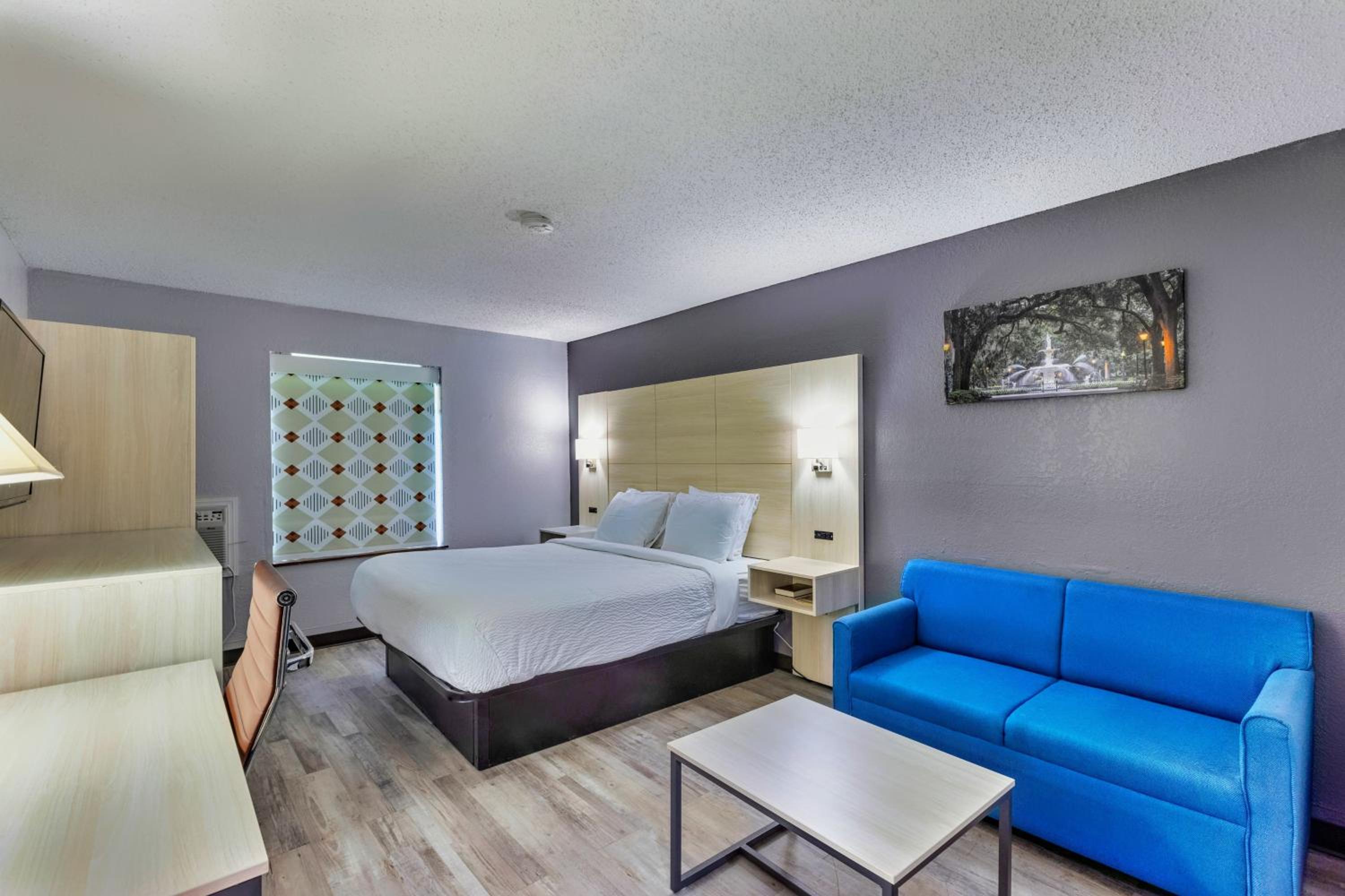 Deluxe King Room - Non-Smoking - Photo 2