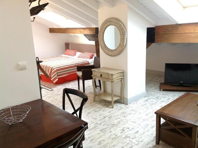 Estudio Queen con Sofá Cama