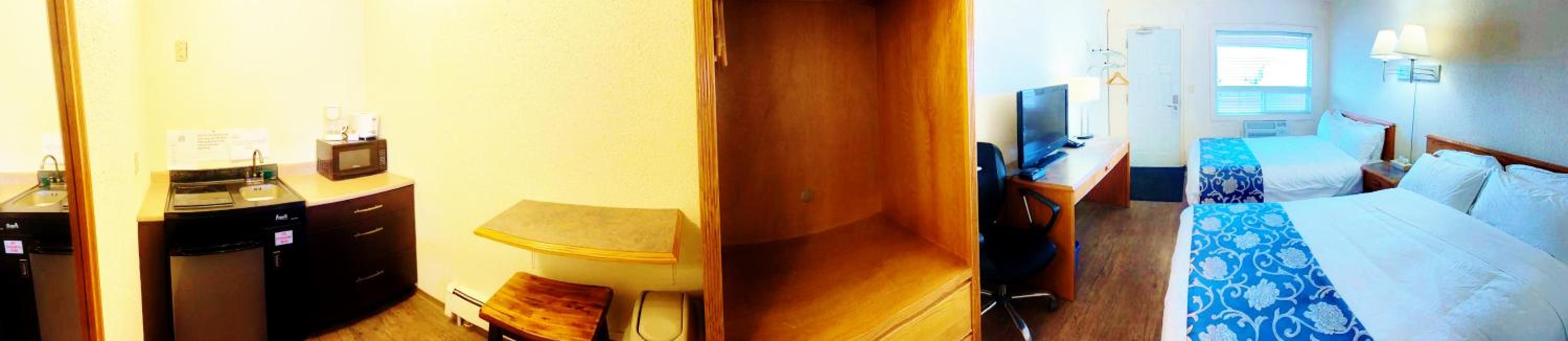 Queen Room with Two Queen Beds photo 3