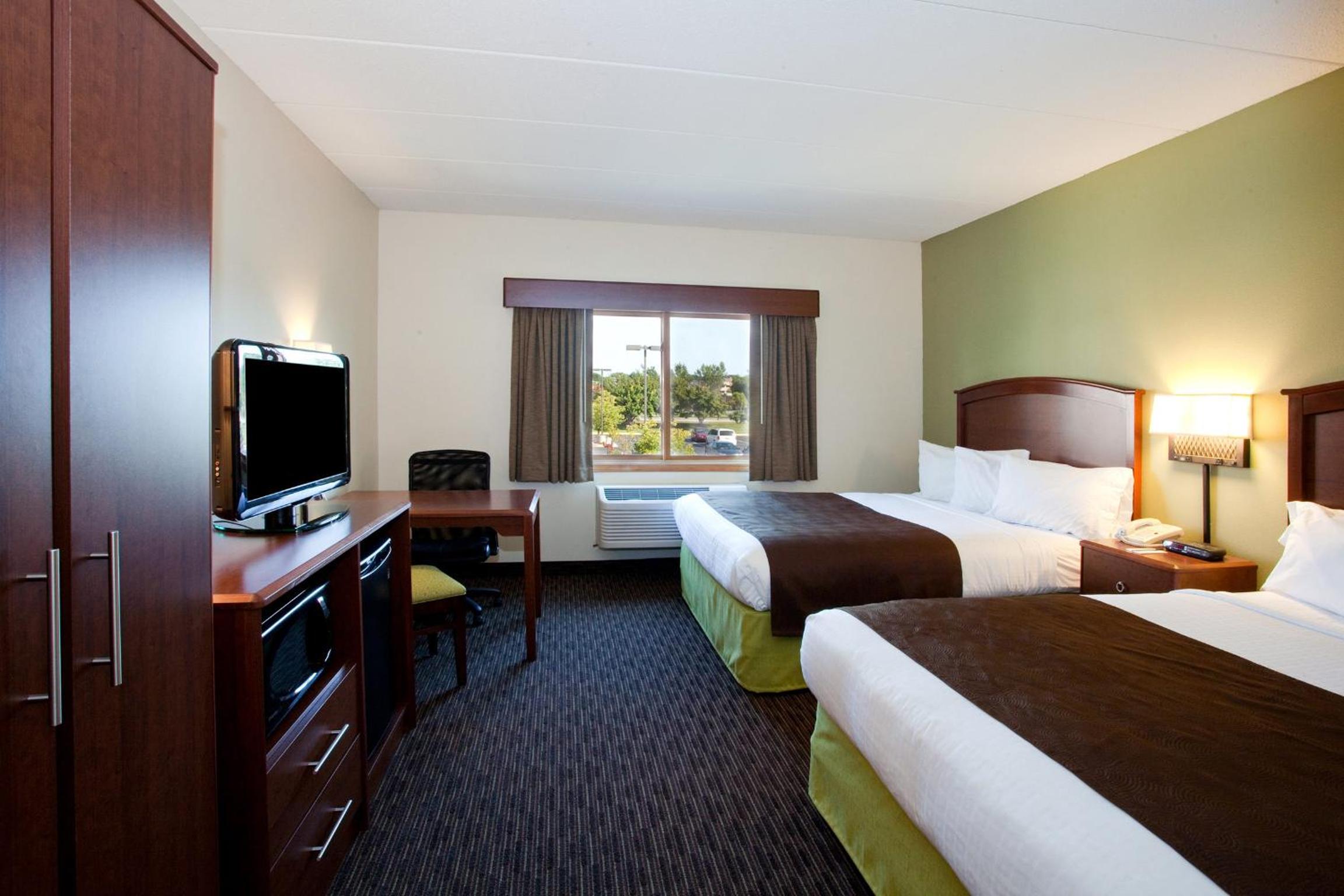 Queen Room with Two Queen Beds - Non-Smoking/Pet Friendly - Photo 5